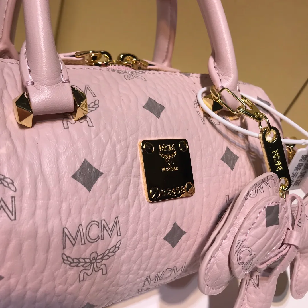 Batch 360💰💫Exclusive MCM classic 💐Mini pillow with dog pendant】With gorgeous lines and easy-to-detach practical long and short chain double shoulder straps, Patricia’s classic reappearance... makes people excited. This cross-body bag is professionally crafted with Visetos printing coating, making it classic and timeless. It uses 3D silk screen printing technology. Quite a head turner. Comes with gift box packaging. Size: 🌺8.5X10.5X18.5🔥🔥🔥