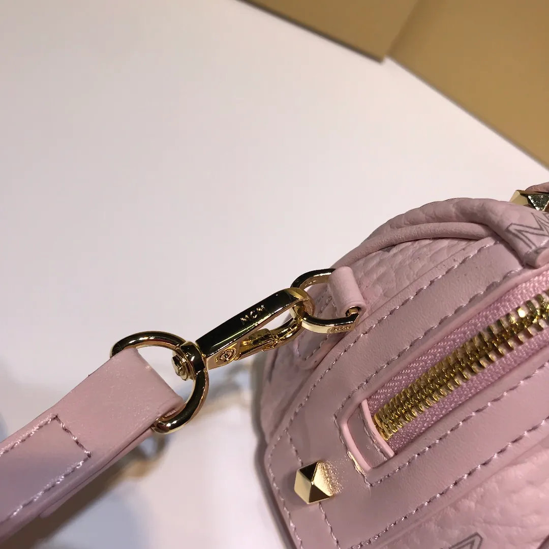 Batch 360💰💫Exclusive MCM classic 💐Mini pillow with dog pendant】With gorgeous lines and easy-to-detach practical long and short chain double shoulder straps, Patricia’s classic reappearance... makes people excited. This cross-body bag is professionally crafted with Visetos printing coating, making it classic and timeless. It uses 3D silk screen printing technology. Quite a head turner. Comes with gift box packaging. Size: 🌺8.5X10.5X18.5🔥🔥🔥