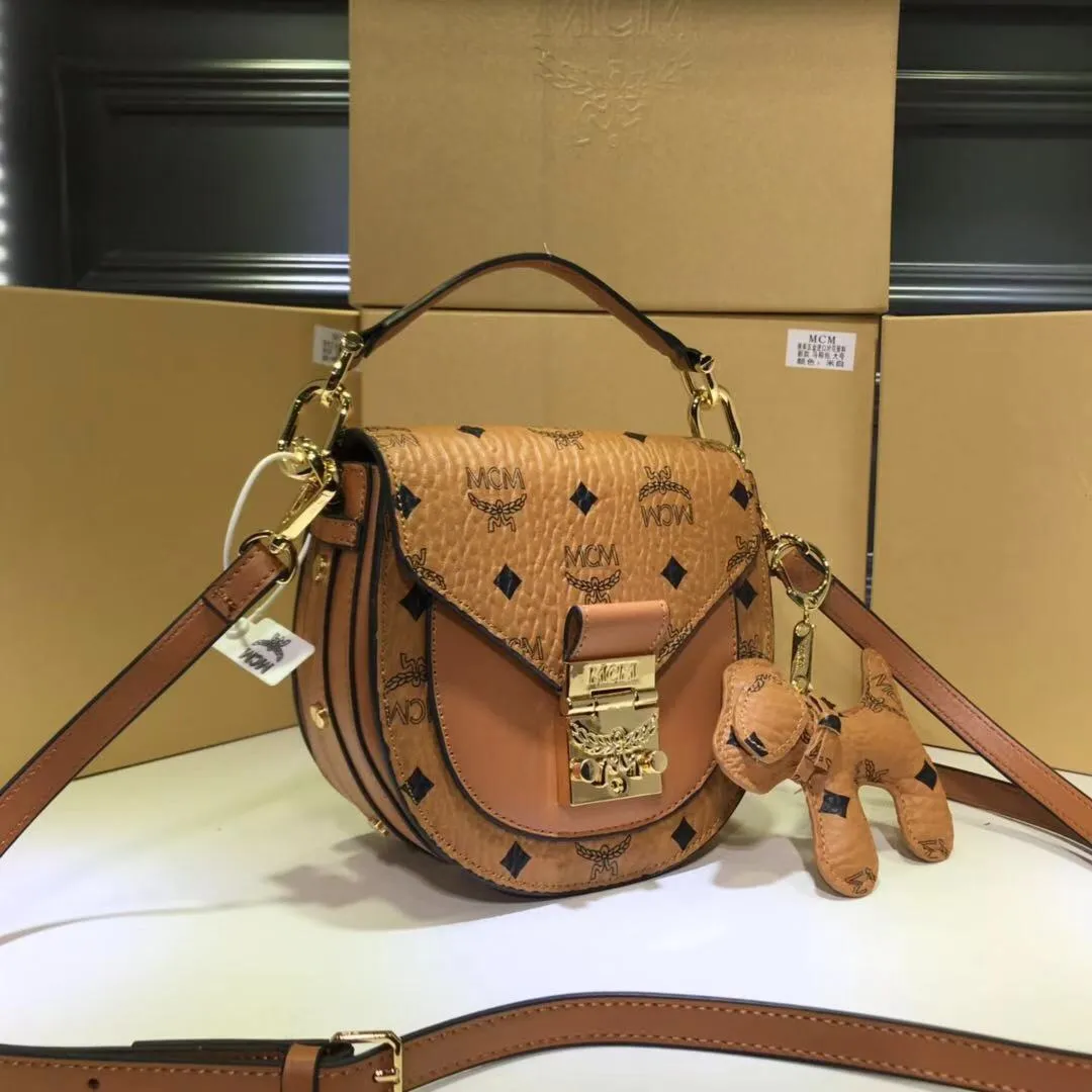 🔥Small size batch 420💰Latest at the counter🆕Saddle piggy bag with dog pendant and box. mcm Patricia new handle saddle bag crossbody Wu Xuanyi Qiao Xin's same fashion retro saddle bag handheld small bag semi-circle bag Material: cowhide with PVC Small size: 7X18X18cm Large size: 8X21X20cm🌼