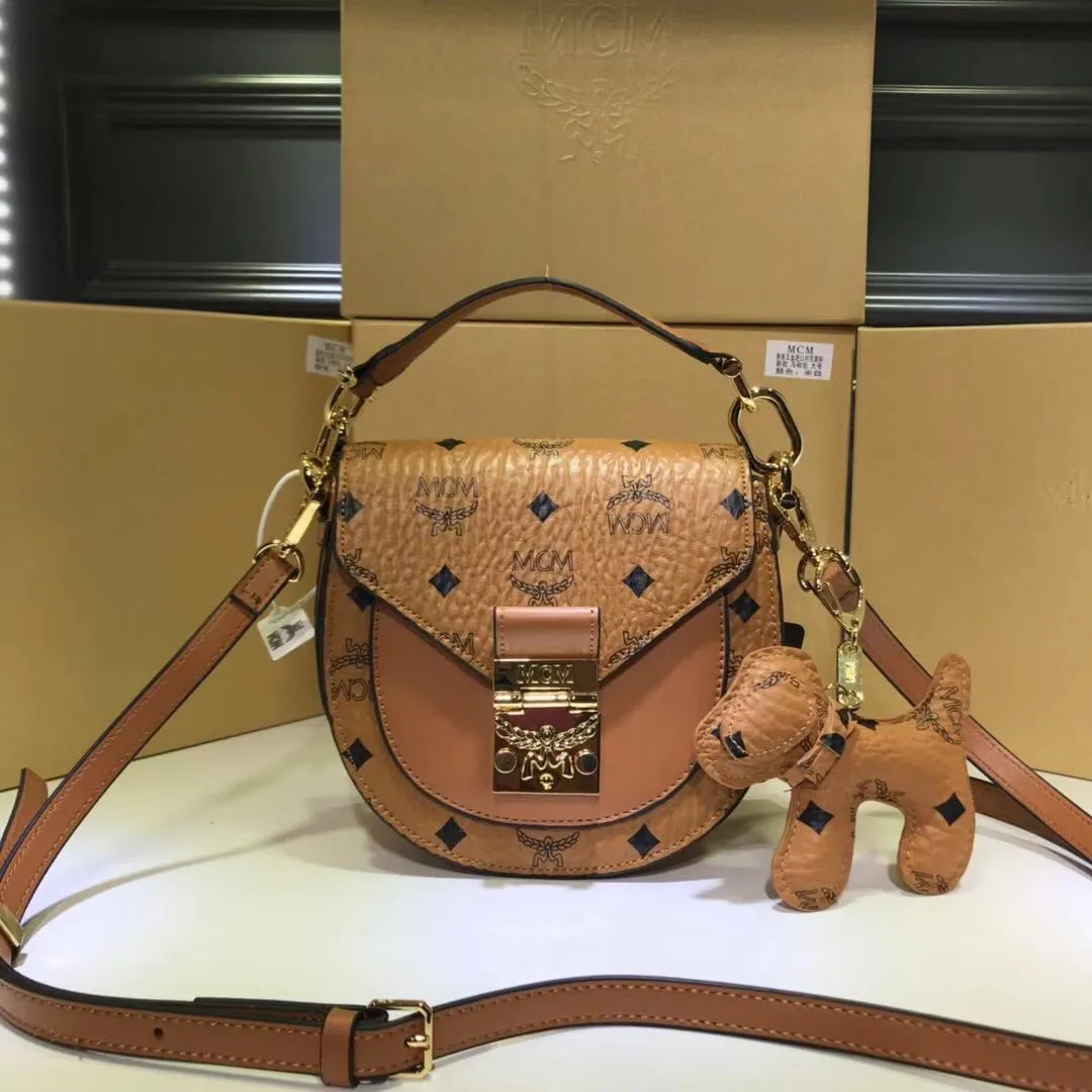 🔥Small size batch 420💰Latest at the counter🆕Saddle piggy bag with dog pendant and box. mcm Patricia new handle saddle bag crossbody Wu Xuanyi Qiao Xin's same fashion retro saddle bag handheld small bag semi-circle bag Material: cowhide with PVC Small size: 7X18X18cm Large size: 8X21X20cm🌼
