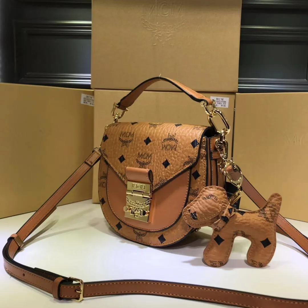 🔥Small size batch 420💰Latest at the counter🆕Saddle piggy bag with dog pendant and box. mcm Patricia new handle saddle bag crossbody Wu Xuanyi Qiao Xin's same fashion retro saddle bag handheld small bag semi-circle bag Material: cowhide with PVC Small size: 7X18X18cm Large size: 8X21X20cm🌼