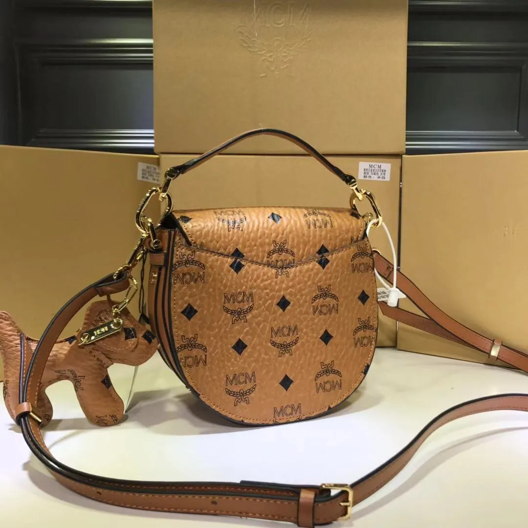 🔥Small size batch 420💰Latest at the counter🆕Saddle piggy bag with dog pendant and box. mcm Patricia new handle saddle bag crossbody Wu Xuanyi Qiao Xin's same fashion retro saddle bag handheld small bag semi-circle bag Material: cowhide with PVC Small size: 7X18X18cm Large size: 8X21X20cm🌼