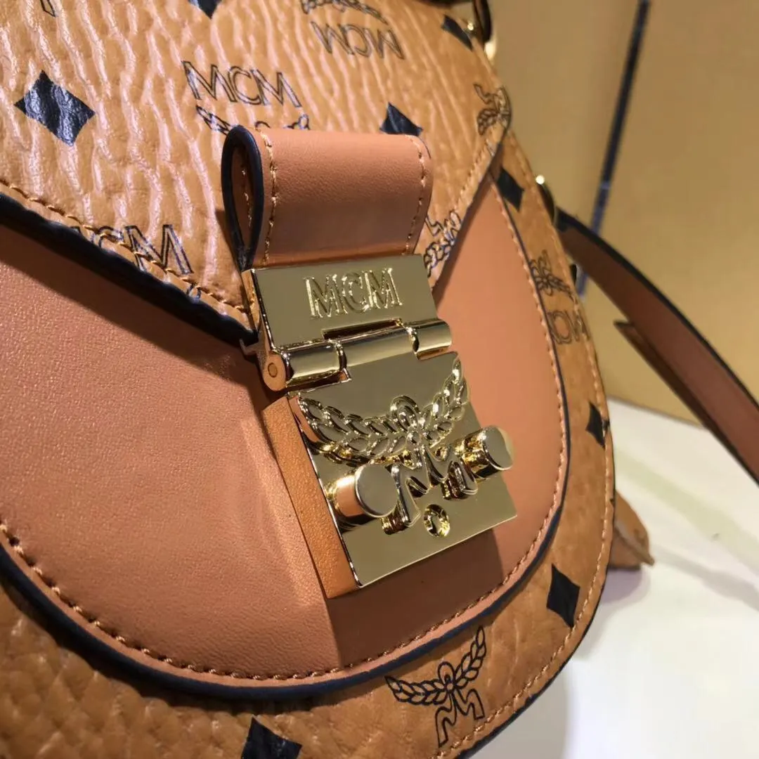 🔥Small size batch 420💰Latest at the counter🆕Saddle piggy bag with dog pendant and box. mcm Patricia new handle saddle bag crossbody Wu Xuanyi Qiao Xin's same fashion retro saddle bag handheld small bag semi-circle bag Material: cowhide with PVC Small size: 7X18X18cm Large size: 8X21X20cm🌼