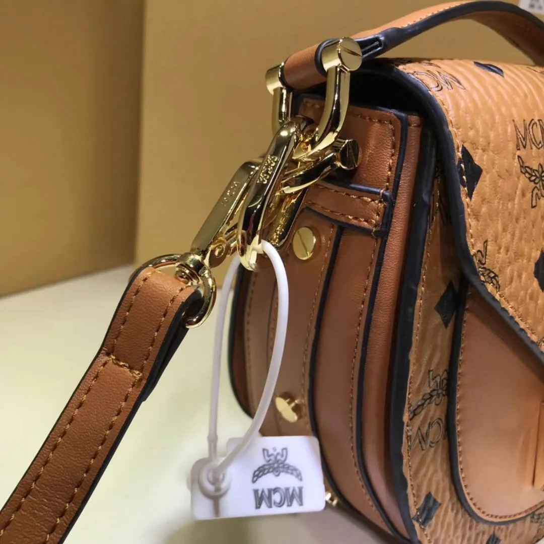 🔥Small size batch 420💰Latest at the counter🆕Saddle piggy bag with dog pendant and box. mcm Patricia new handle saddle bag crossbody Wu Xuanyi Qiao Xin's same fashion retro saddle bag handheld small bag semi-circle bag Material: cowhide with PVC Small size: 7X18X18cm Large size: 8X21X20cm🌼