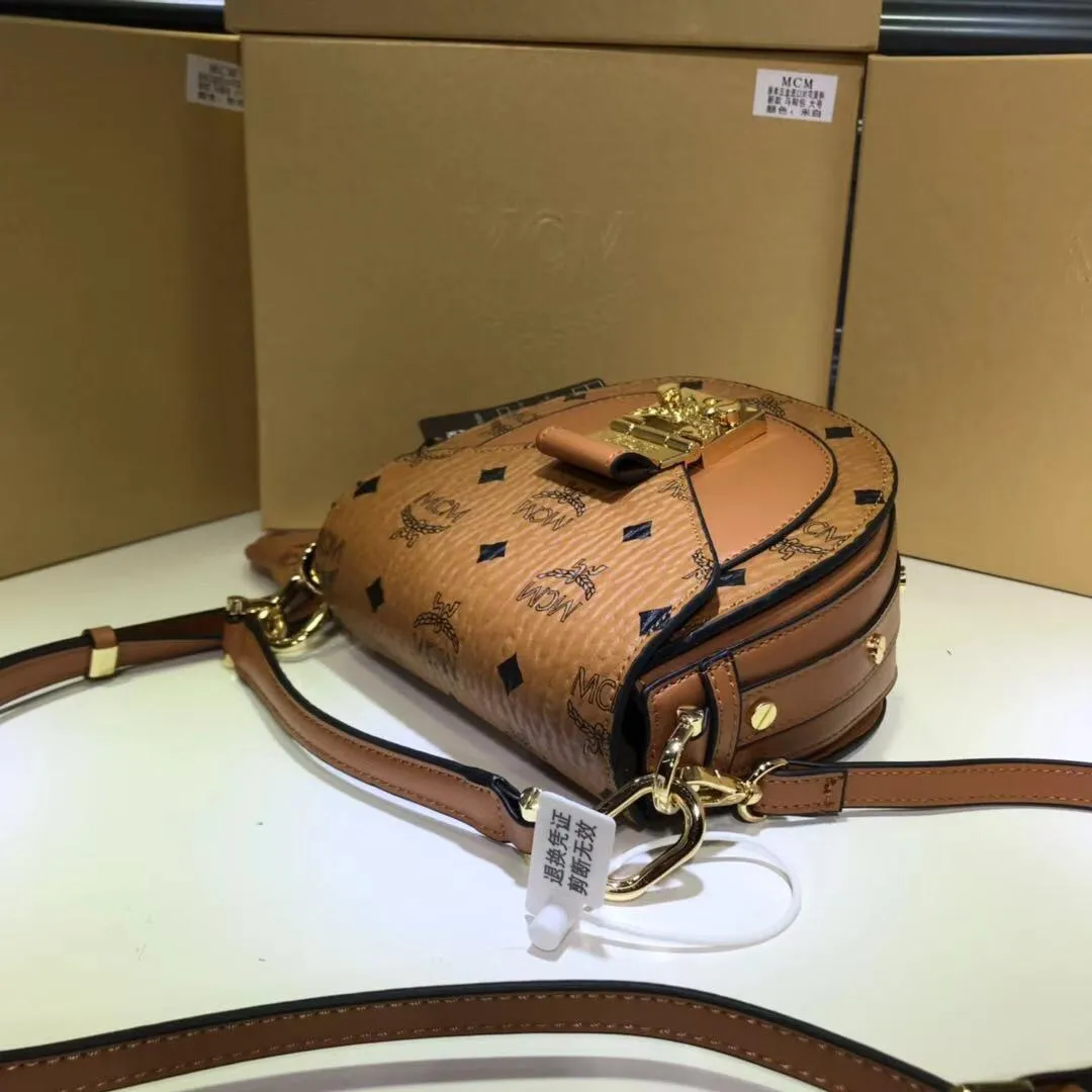 🔥Small size batch 420💰Latest at the counter🆕Saddle piggy bag with dog pendant and box. mcm Patricia new handle saddle bag crossbody Wu Xuanyi Qiao Xin's same fashion retro saddle bag handheld small bag semi-circle bag Material: cowhide with PVC Small size: 7X18X18cm Large size: 8X21X20cm🌼