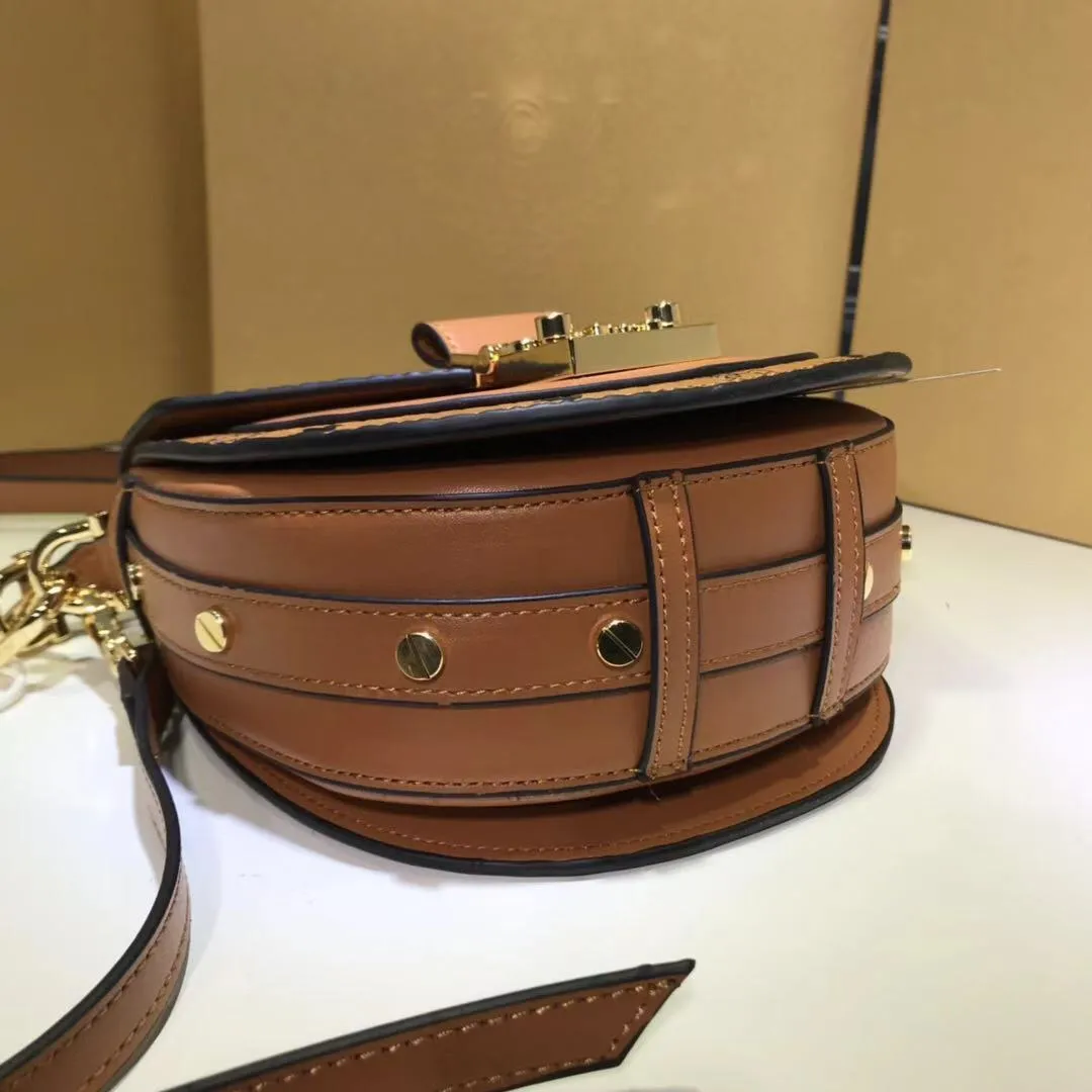🔥Small size batch 420💰Latest at the counter🆕Saddle piggy bag with dog pendant and box. mcm Patricia new handle saddle bag crossbody Wu Xuanyi Qiao Xin's same fashion retro saddle bag handheld small bag semi-circle bag Material: cowhide with PVC Small size: 7X18X18cm Large size: 8X21X20cm🌼
