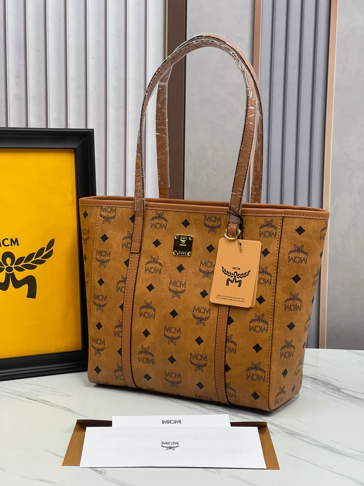Batch 420💐MCM counter new vegetable basket·Small size [counter synchronization] with gift box🎁Packaging Model 0999 🦁️Toni shopping bag is made of classic Visetos material and decorated with soft Nappa leather trim. The trapezoidal shape combines aesthetic features with strong practicality. Inside, the luxurious cotton canvas compartment is printed with a chain-link pattern inspired by traditional street fashion, and a top zip closure keeps belongings safe. Size: 26*25 cm,