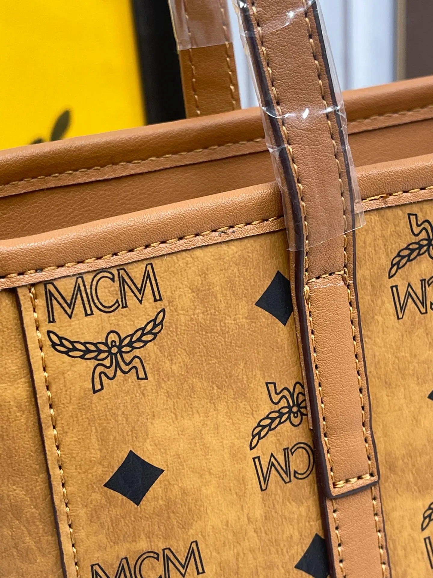 Batch 420💐MCM counter new vegetable basket·Small size [counter synchronization] with gift box🎁Packaging Model 0999 🦁️Toni shopping bag is made of classic Visetos material and decorated with soft Nappa leather trim. The trapezoidal shape combines aesthetic features with strong practicality. Inside, the luxurious cotton canvas compartment is printed with a chain-link pattern inspired by traditional street fashion, and a top zip closure keeps belongings safe. Size: 26*25 cm,