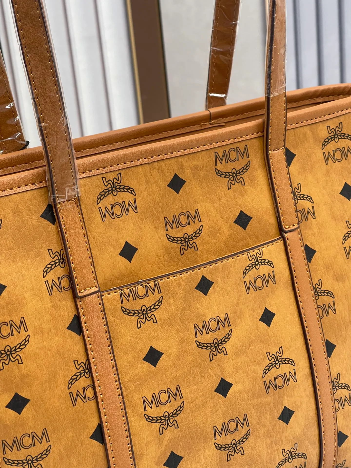 Batch 420💐MCM counter new vegetable basket·Small size [counter synchronization] with gift box🎁Packaging Model 0999 🦁️Toni shopping bag is made of classic Visetos material and decorated with soft Nappa leather trim. The trapezoidal shape combines aesthetic features with strong practicality. Inside, the luxurious cotton canvas compartment is printed with a chain-link pattern inspired by traditional street fashion, and a top zip closure keeps belongings safe. Size: 26*25 cm,
