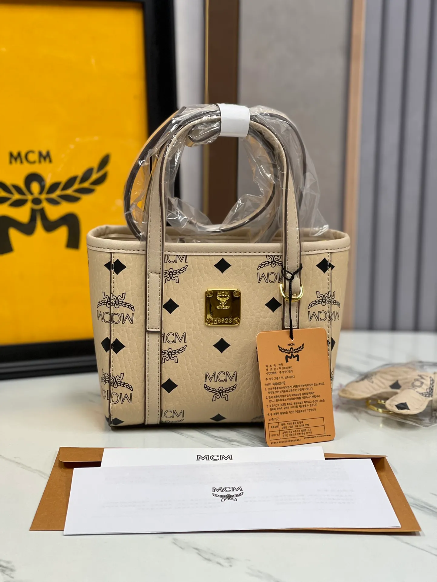 Batch 360💰🎋MCM counter new style·Mini vegetable basket🧺🌸·New upgraded version·High quality✈️ Comes with an environmentally friendly gift box♻️🎁Packaging model: Toni Visetos shopping bag has a new look, super beautiful👗 This compact shopping bag is multi-functional and will last forever. Don't let the size of this mini tote fool you, it's designed with spacious interior and exterior compartments to store all your small essentials. The cotton canvas lining features a print inspired by street fashion, subtly retaining MCM's adventurous aesthetic. Pair it with the included cross-body strap for hands-free functionality and greater portability. 16*14🌸