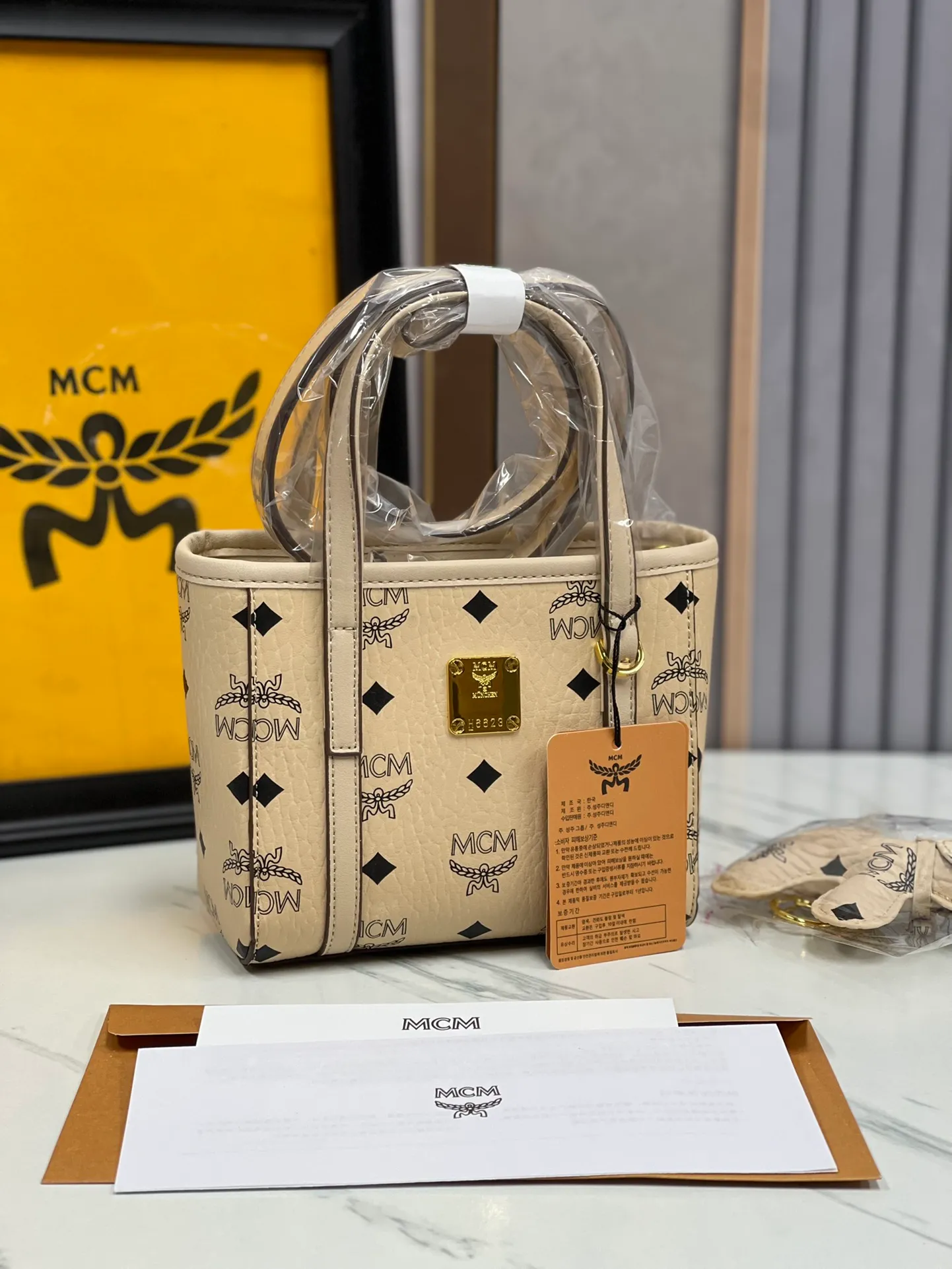 Batch 360💰🎋MCM counter new style·Mini vegetable basket🧺🌸·New upgraded version·High quality✈️ Comes with an environmentally friendly gift box♻️🎁Packaging model: Toni Visetos shopping bag has a new look, super beautiful👗 This compact shopping bag is multi-functional and will last forever. Don't let the size of this mini tote fool you, it's designed with spacious interior and exterior compartments to store all your small essentials. The cotton canvas lining features a print inspired by street fashion, subtly retaining MCM's adventurous aesthetic. Pair it with the included cross-body strap for hands-free functionality and greater portability. 16*14🌸