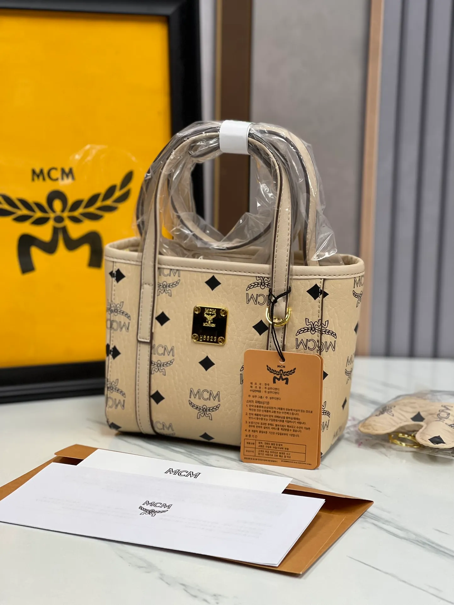 Batch 360💰🎋MCM counter new style·Mini vegetable basket🧺🌸·New upgraded version·High quality✈️ Comes with an environmentally friendly gift box♻️🎁Packaging model: Toni Visetos shopping bag has a new look, super beautiful👗 This compact shopping bag is multi-functional and will last forever. Don't let the size of this mini tote fool you, it's designed with spacious interior and exterior compartments to store all your small essentials. The cotton canvas lining features a print inspired by street fashion, subtly retaining MCM's adventurous aesthetic. Pair it with the included cross-body strap for hands-free functionality and greater portability. 16*14🌸
