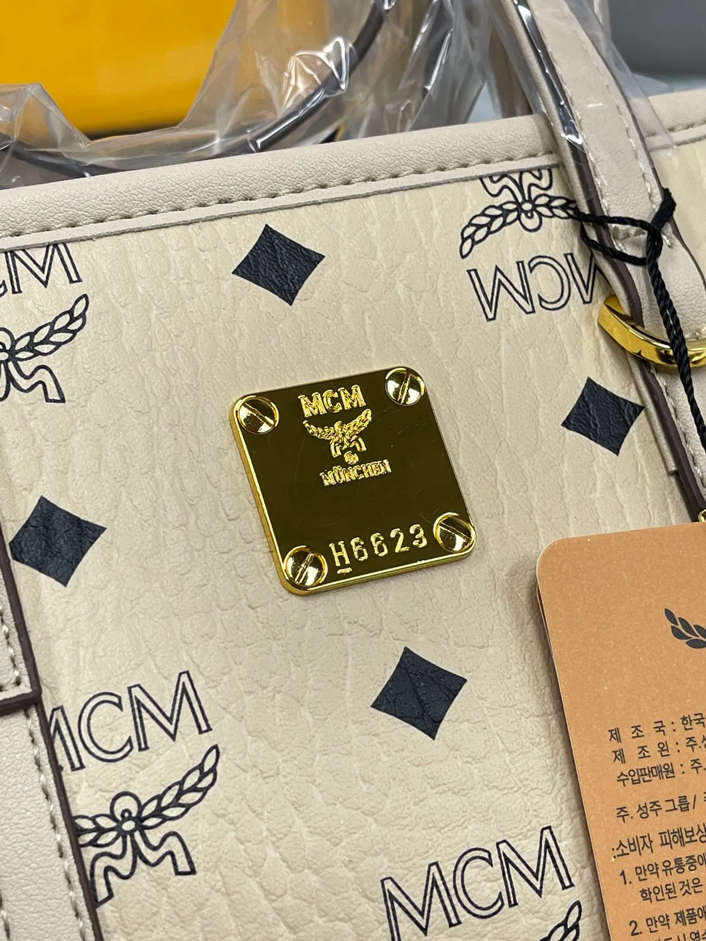 Batch 360💰🎋MCM counter new style·Mini vegetable basket🧺🌸·New upgraded version·High quality✈️ Comes with an environmentally friendly gift box♻️🎁Packaging model: Toni Visetos shopping bag has a new look, super beautiful👗 This compact shopping bag is multi-functional and will last forever. Don't let the size of this mini tote fool you, it's designed with spacious interior and exterior compartments to store all your small essentials. The cotton canvas lining features a print inspired by street fashion, subtly retaining MCM's adventurous aesthetic. Pair it with the included cross-body strap for hands-free functionality and greater portability. 16*14🌸