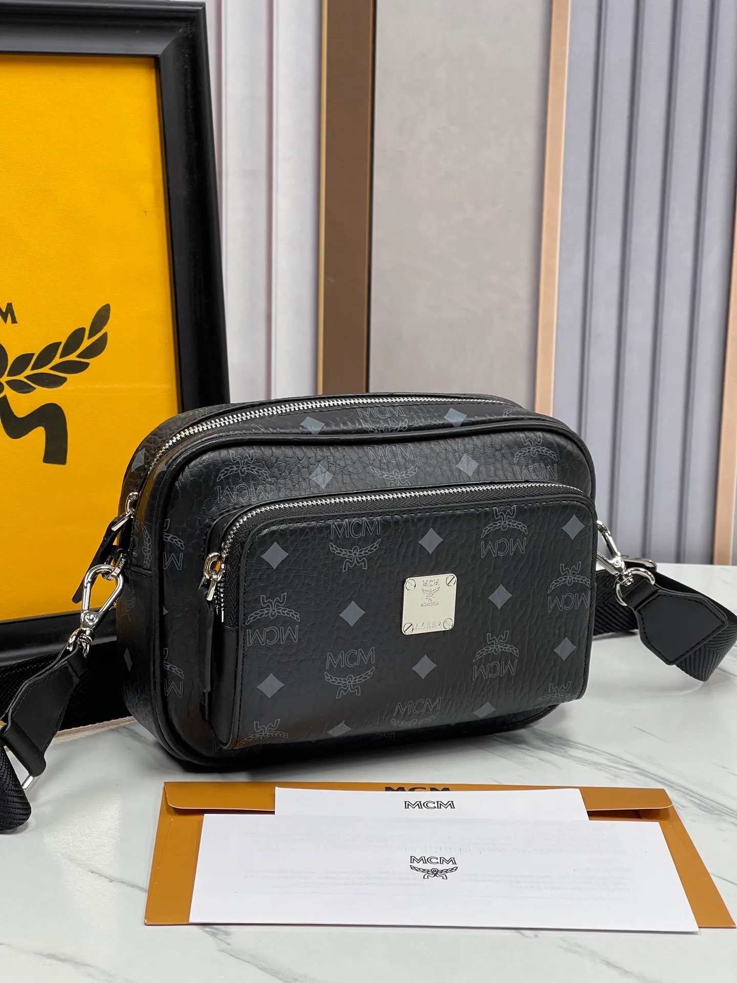 P400¥💰MCM Upgraded version·High quality🇰🇷With counter environmentally friendly ♻️gift box🎁(Upgraded version without dog accessories) camera bag. Shoulder bag ⚡ykk zipper/counter original customization (dust bag/Korea Lotte Duty Free Shop label⚡🛃Size: Large 22X15X8.🌸 Close