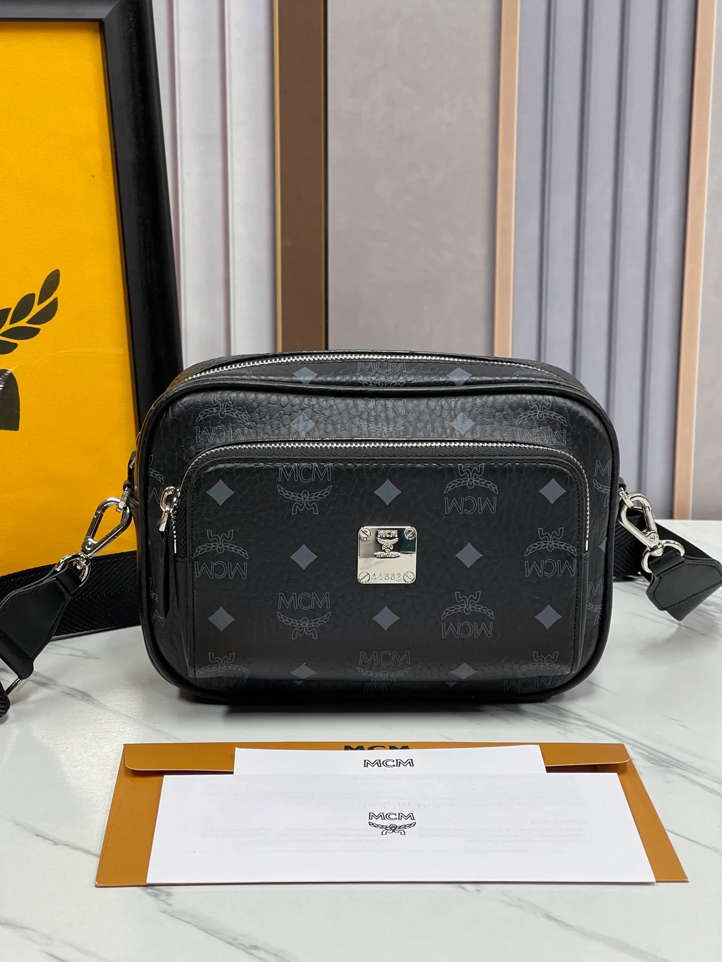 P400¥💰MCM Upgraded version·High quality🇰🇷With counter environmentally friendly ♻️gift box🎁(Upgraded version without dog accessories) camera bag. Shoulder bag ⚡ykk zipper/counter original customization (dust bag/Korea Lotte Duty Free Shop label⚡🛃Size: Large 22X15X8.🌸 Close