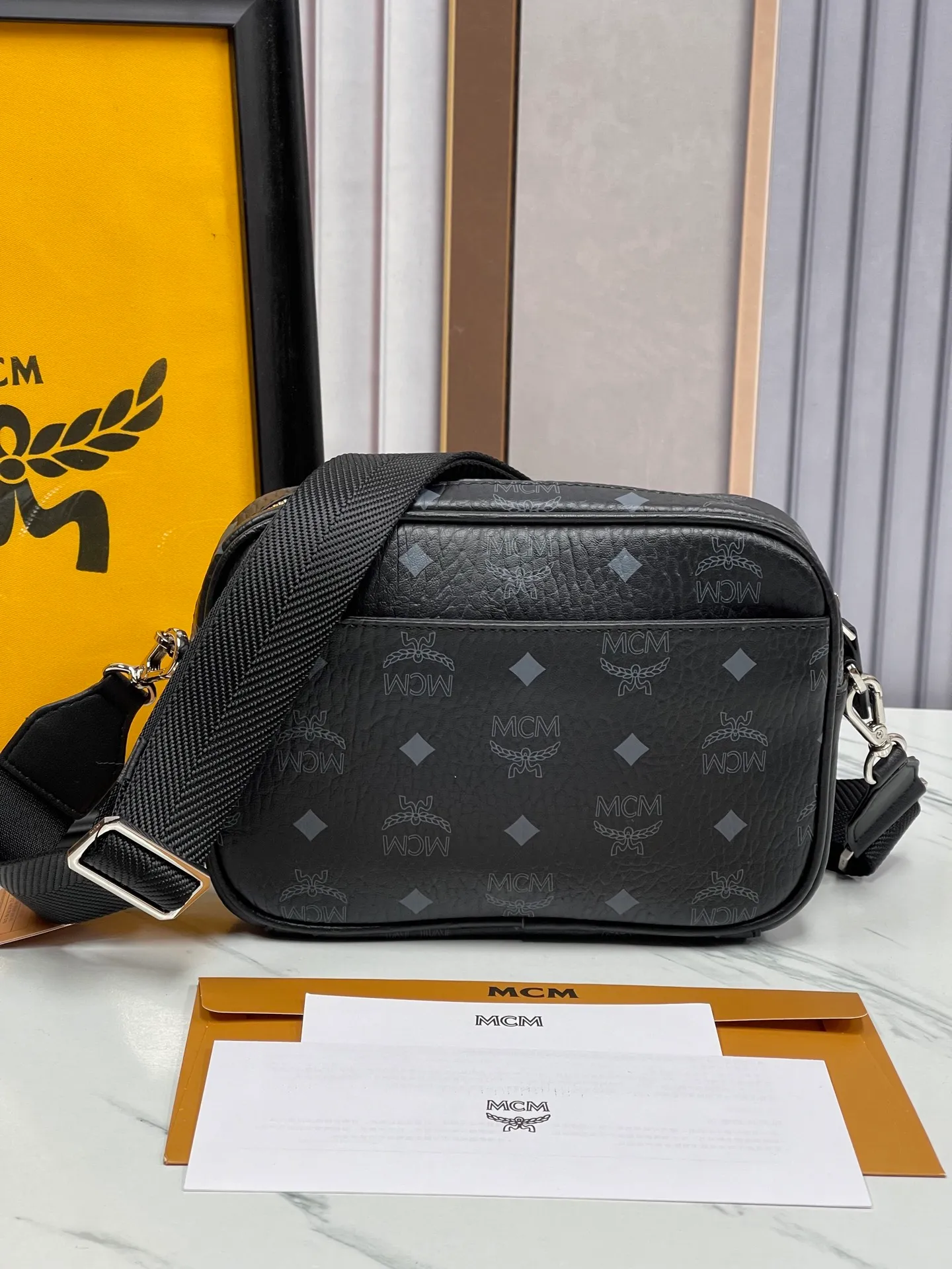 P400¥💰MCM Upgraded version·High quality🇰🇷With counter environmentally friendly ♻️gift box🎁(Upgraded version without dog accessories) camera bag. Shoulder bag ⚡ykk zipper/counter original customization (dust bag/Korea Lotte Duty Free Shop label⚡🛃Size: Large 22X15X8.🌸 Close