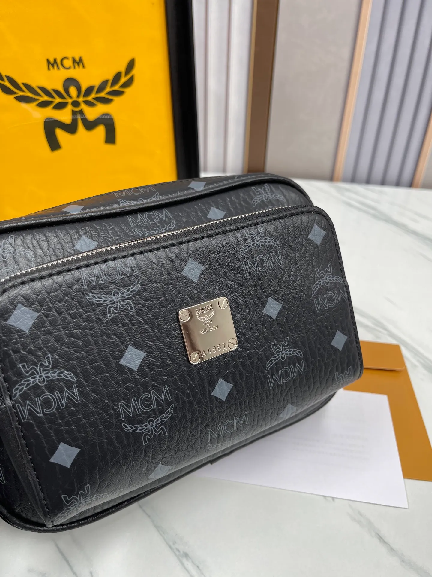 P400¥💰MCM Upgraded version·High quality🇰🇷With counter environmentally friendly ♻️gift box🎁(Upgraded version without dog accessories) camera bag. Shoulder bag ⚡ykk zipper/counter original customization (dust bag/Korea Lotte Duty Free Shop label⚡🛃Size: Large 22X15X8.🌸 Close
