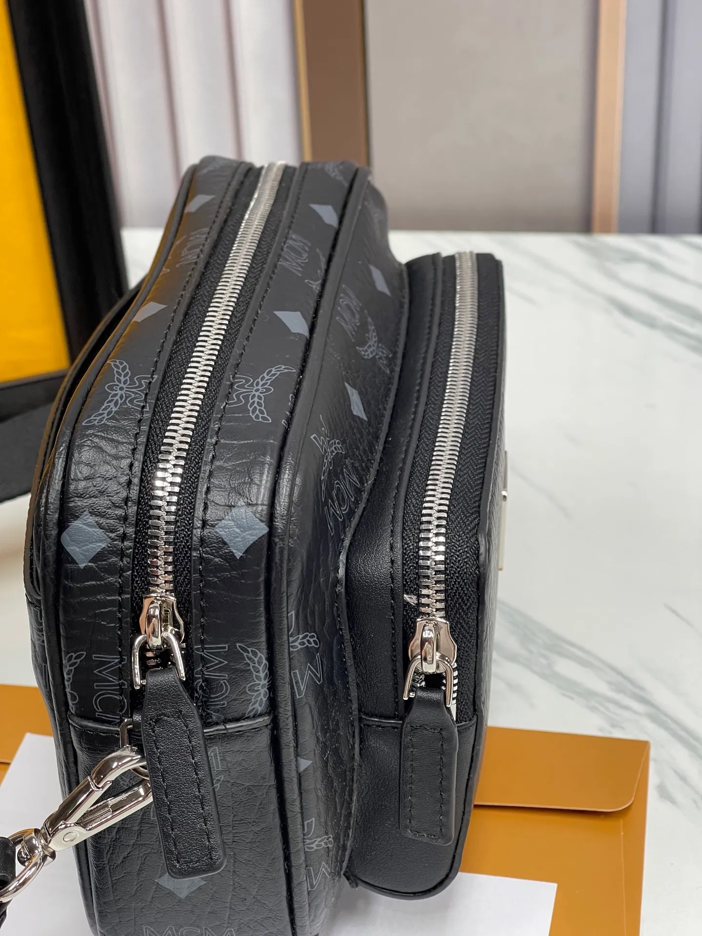 P400¥💰MCM Upgraded version·High quality🇰🇷With counter environmentally friendly ♻️gift box🎁(Upgraded version without dog accessories) camera bag. Shoulder bag ⚡ykk zipper/counter original customization (dust bag/Korea Lotte Duty Free Shop label⚡🛃Size: Large 22X15X8.🌸 Close