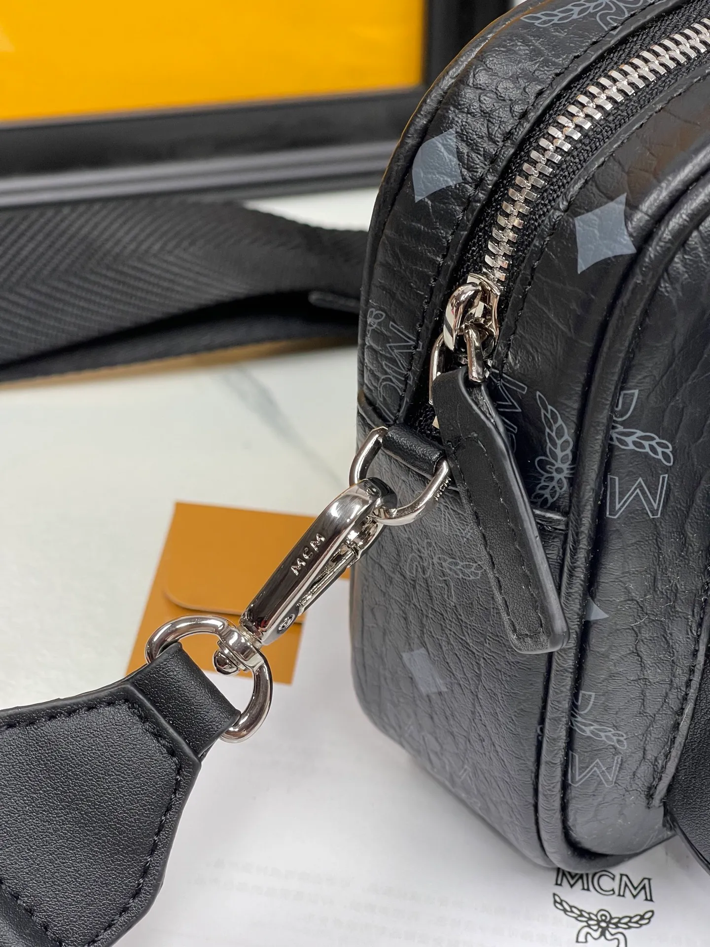 P400¥💰MCM Upgraded version·High quality🇰🇷With counter environmentally friendly ♻️gift box🎁(Upgraded version without dog accessories) camera bag. Shoulder bag ⚡ykk zipper/counter original customization (dust bag/Korea Lotte Duty Free Shop label⚡🛃Size: Large 22X15X8.🌸 Close