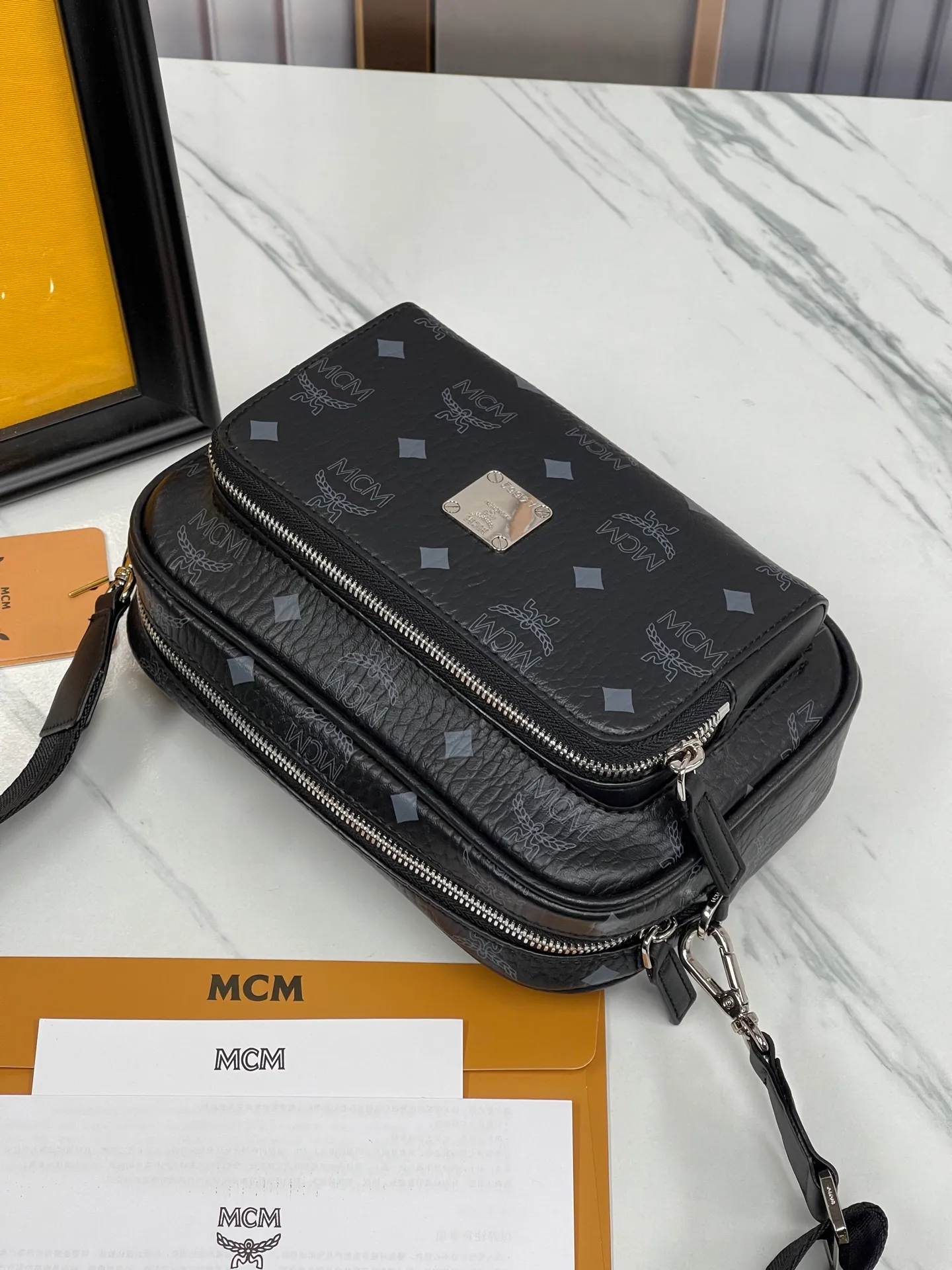 P400¥💰MCM Upgraded version·High quality🇰🇷With counter environmentally friendly ♻️gift box🎁(Upgraded version without dog accessories) camera bag. Shoulder bag ⚡ykk zipper/counter original customization (dust bag/Korea Lotte Duty Free Shop label⚡🛃Size: Large 22X15X8.🌸 Close
