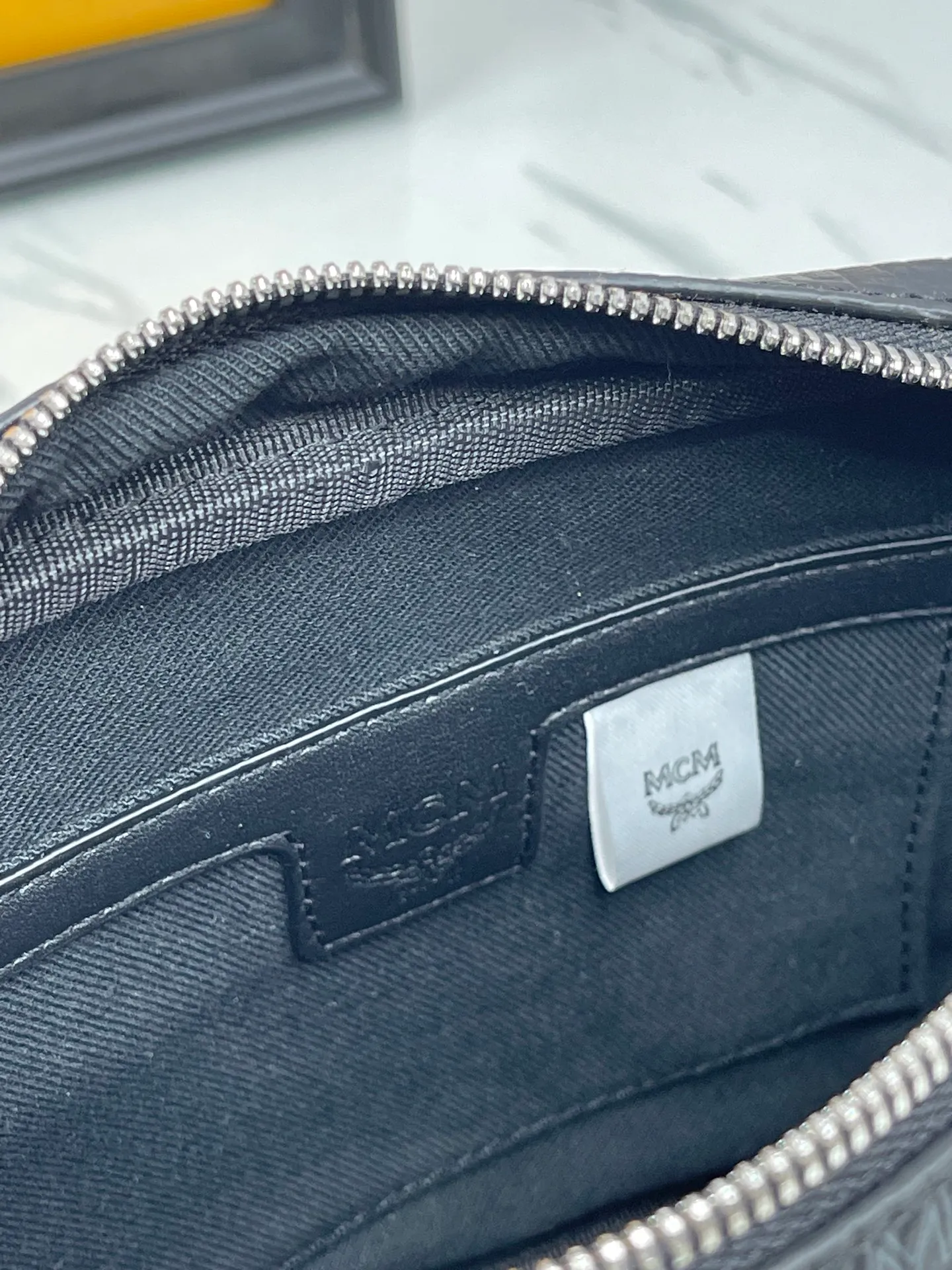 P400¥💰MCM Upgraded version·High quality🇰🇷With counter environmentally friendly ♻️gift box🎁(Upgraded version without dog accessories) camera bag. Shoulder bag ⚡ykk zipper/counter original customization (dust bag/Korea Lotte Duty Free Shop label⚡🛃Size: Large 22X15X8.🌸 Close