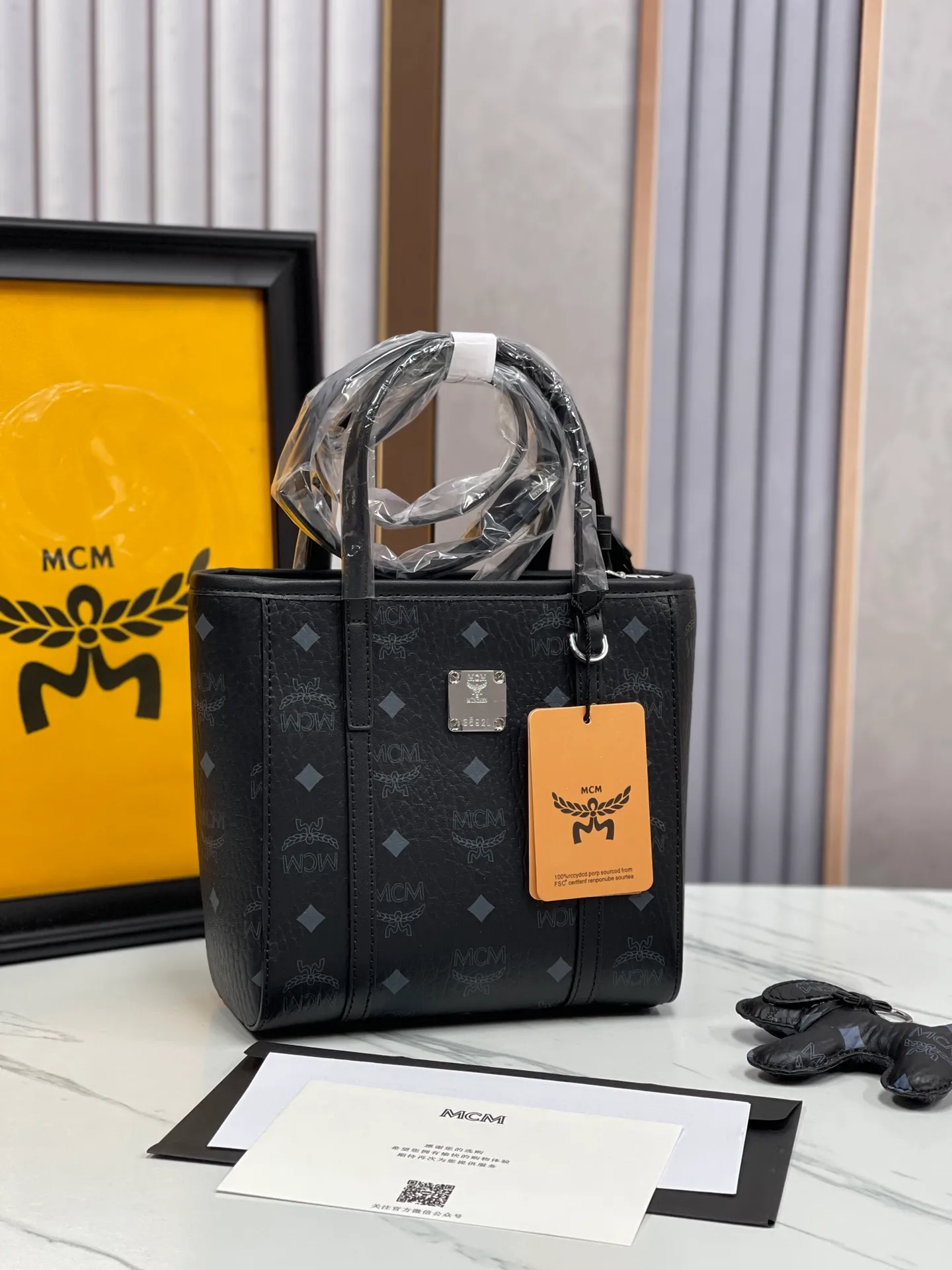 Batch 360💰🎋MCM new upgraded version·High quality✈️ Comes with environmentally friendly gift box♻️🎁Packaging model: 190820 Toni Visetos shopping bag has a new look, super beautiful👗 This compact shopping bag is multi-functional and will last forever. Don't let the size of this mini tote fool you, it's designed with spacious interior and exterior compartments to store all your small essentials. The cotton canvas lining features a print inspired by street fashion, subtly retaining MCM's adventurous aesthetic. Pair it with the included cross-body strap for hands-free functionality and greater portability. 18.5x19x9.5cm🌸