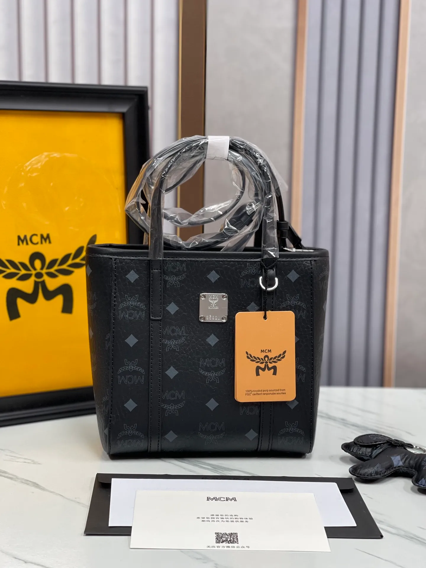 Batch 360💰🎋MCM new upgraded version·High quality✈️ Comes with environmentally friendly gift box♻️🎁Packaging model: 190820 Toni Visetos shopping bag has a new look, super beautiful👗 This compact shopping bag is multi-functional and will last forever. Don't let the size of this mini tote fool you, it's designed with spacious interior and exterior compartments to store all your small essentials. The cotton canvas lining features a print inspired by street fashion, subtly retaining MCM's adventurous aesthetic. Pair it with the included cross-body strap for hands-free functionality and greater portability. 18.5x19x9.5cm🌸