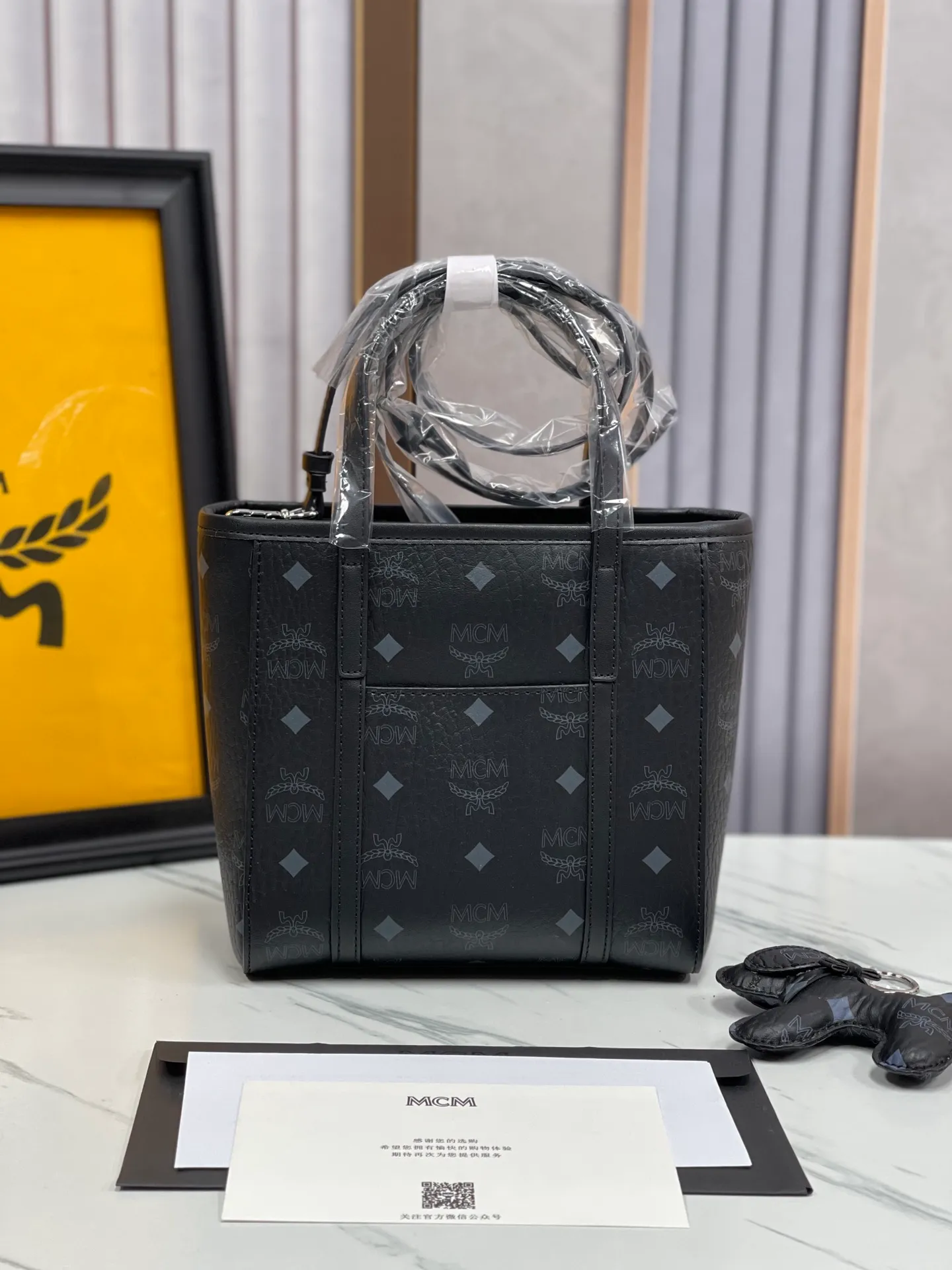 Batch 360💰🎋MCM new upgraded version·High quality✈️ Comes with environmentally friendly gift box♻️🎁Packaging model: 190820 Toni Visetos shopping bag has a new look, super beautiful👗 This compact shopping bag is multi-functional and will last forever. Don't let the size of this mini tote fool you, it's designed with spacious interior and exterior compartments to store all your small essentials. The cotton canvas lining features a print inspired by street fashion, subtly retaining MCM's adventurous aesthetic. Pair it with the included cross-body strap for hands-free functionality and greater portability. 18.5x19x9.5cm🌸