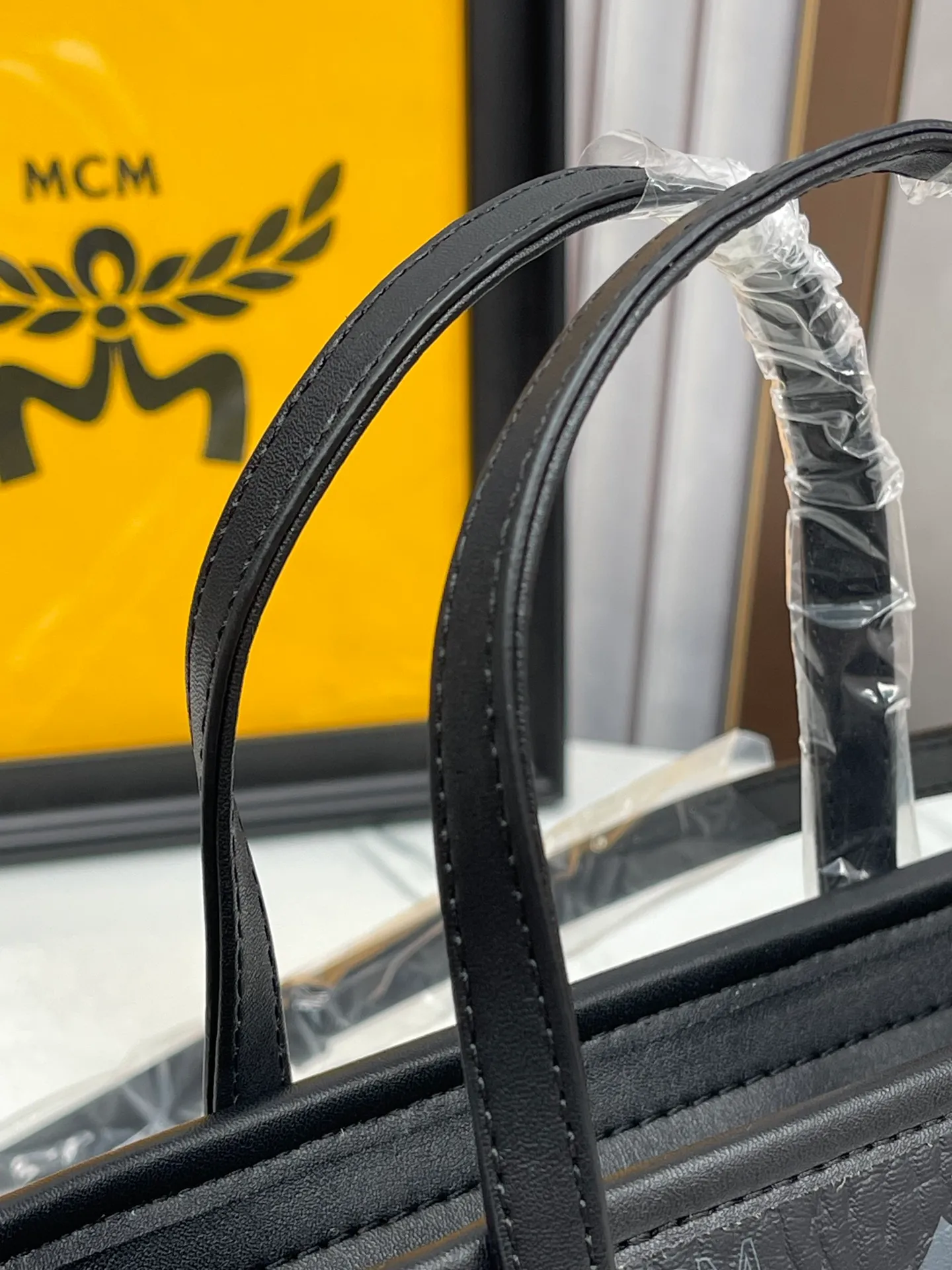 Batch 360💰🎋MCM new upgraded version·High quality✈️ Comes with environmentally friendly gift box♻️🎁Packaging model: 190820 Toni Visetos shopping bag has a new look, super beautiful👗 This compact shopping bag is multi-functional and will last forever. Don't let the size of this mini tote fool you, it's designed with spacious interior and exterior compartments to store all your small essentials. The cotton canvas lining features a print inspired by street fashion, subtly retaining MCM's adventurous aesthetic. Pair it with the included cross-body strap for hands-free functionality and greater portability. 18.5x19x9.5cm🌸