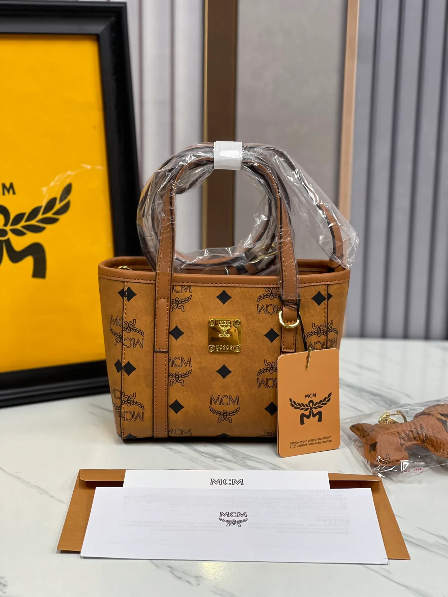 Batch 360💰🎋MCM counter new style·Mini vegetable basket🧺🌸·New upgraded version·High quality✈️ Comes with an environmentally friendly gift box♻️🎁Packaging model: Toni Visetos shopping bag has a new look, super beautiful👗 This compact shopping bag is multi-functional and will last forever. Don't let the size of this mini tote fool you, it's designed with spacious interior and exterior compartments to store all your small essentials. The cotton canvas lining features a print inspired by street fashion, subtly retaining MCM's adventurous aesthetic. Pair it with the included cross-body strap for hands-free functionality and greater portability. 16*14🌸
