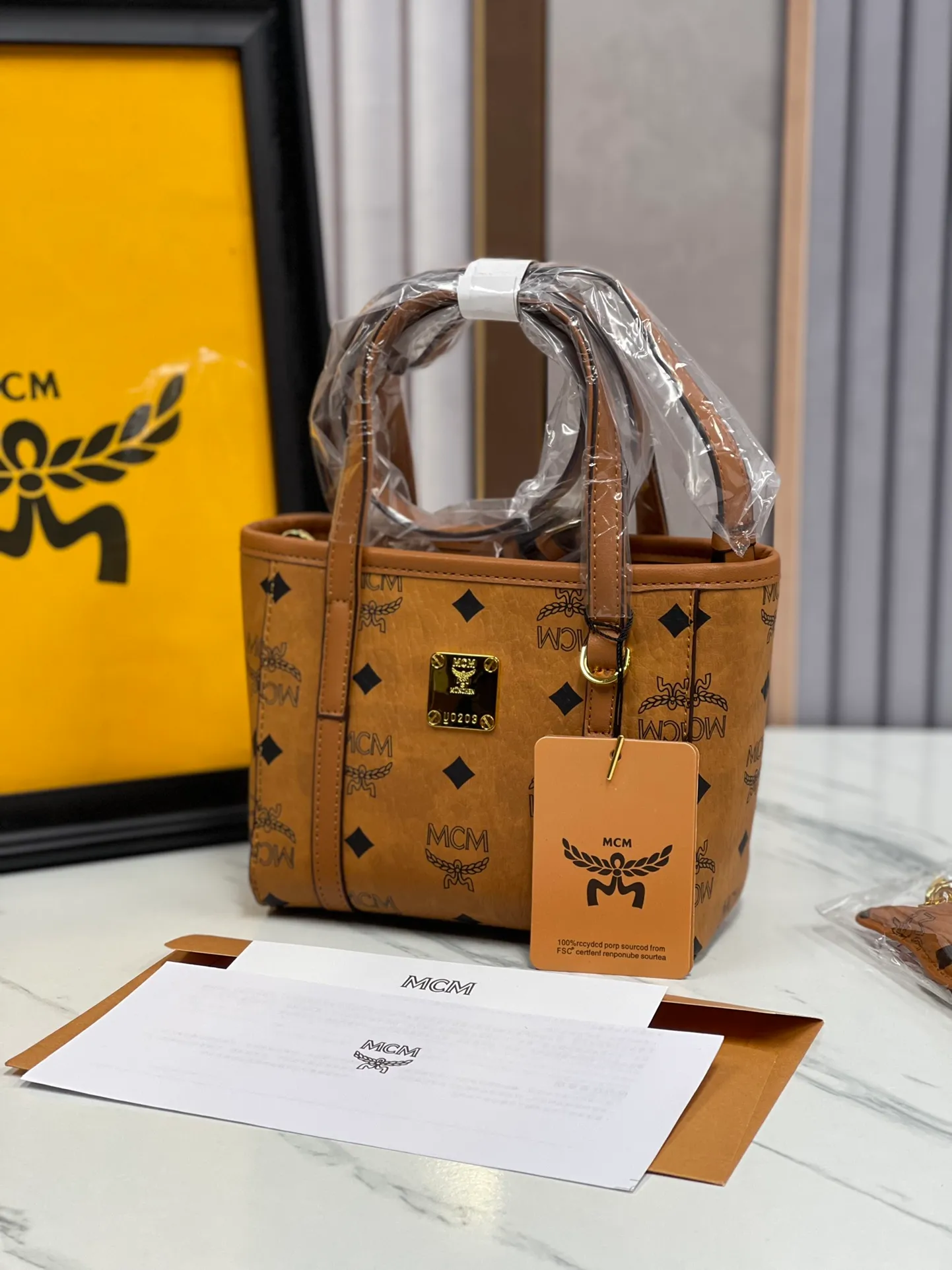 Batch 360💰🎋MCM counter new style·Mini vegetable basket🧺🌸·New upgraded version·High quality✈️ Comes with an environmentally friendly gift box♻️🎁Packaging model: Toni Visetos shopping bag has a new look, super beautiful👗 This compact shopping bag is multi-functional and will last forever. Don't let the size of this mini tote fool you, it's designed with spacious interior and exterior compartments to store all your small essentials. The cotton canvas lining features a print inspired by street fashion, subtly retaining MCM's adventurous aesthetic. Pair it with the included cross-body strap for hands-free functionality and greater portability. 16*14🌸