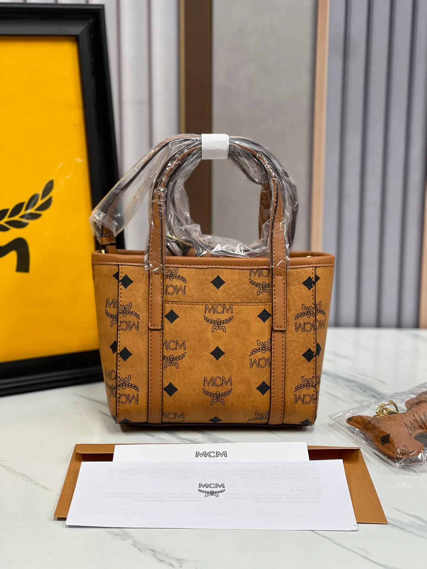 Batch 360💰🎋MCM counter new style·Mini vegetable basket🧺🌸·New upgraded version·High quality✈️ Comes with an environmentally friendly gift box♻️🎁Packaging model: Toni Visetos shopping bag has a new look, super beautiful👗 This compact shopping bag is multi-functional and will last forever. Don't let the size of this mini tote fool you, it's designed with spacious interior and exterior compartments to store all your small essentials. The cotton canvas lining features a print inspired by street fashion, subtly retaining MCM's adventurous aesthetic. Pair it with the included cross-body strap for hands-free functionality and greater portability. 16*14🌸