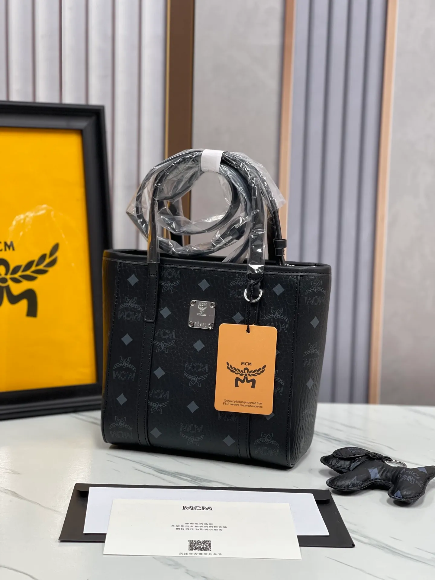 Batch 360💰🎋MCM new upgraded version·High quality✈️ Comes with environmentally friendly gift box♻️🎁Packaging model: 190820 Toni Visetos shopping bag has a new look, super beautiful👗 This compact shopping bag is multi-functional and will last forever. Don't let the size of this mini tote fool you, it's designed with spacious interior and exterior compartments to store all your small essentials. The cotton canvas lining features a print inspired by street fashion, subtly retaining MCM's adventurous aesthetic. Pair it with the included cross-body strap for hands-free functionality and greater portability. 18.5x19x9.5cm🌸