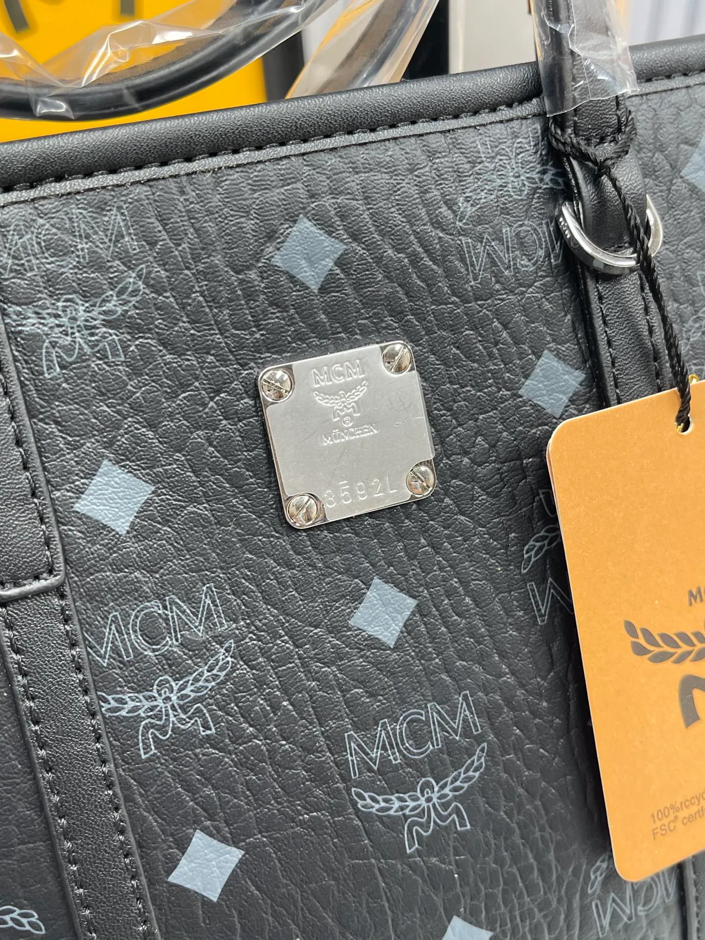 Batch 360💰🎋MCM new upgraded version·High quality✈️ Comes with environmentally friendly gift box♻️🎁Packaging model: 190820 Toni Visetos shopping bag has a new look, super beautiful👗 This compact shopping bag is multi-functional and will last forever. Don't let the size of this mini tote fool you, it's designed with spacious interior and exterior compartments to store all your small essentials. The cotton canvas lining features a print inspired by street fashion, subtly retaining MCM's adventurous aesthetic. Pair it with the included cross-body strap for hands-free functionality and greater portability. 18.5x19x9.5cm🌸