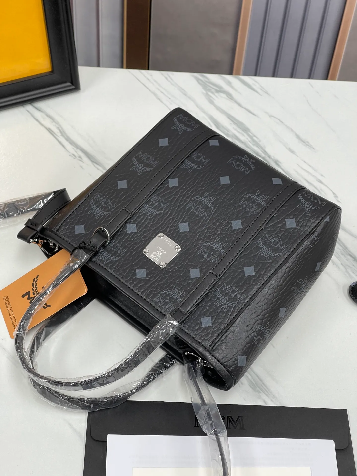 Batch 360💰🎋MCM new upgraded version·High quality✈️ Comes with environmentally friendly gift box♻️🎁Packaging model: 190820 Toni Visetos shopping bag has a new look, super beautiful👗 This compact shopping bag is multi-functional and will last forever. Don't let the size of this mini tote fool you, it's designed with spacious interior and exterior compartments to store all your small essentials. The cotton canvas lining features a print inspired by street fashion, subtly retaining MCM's adventurous aesthetic. Pair it with the included cross-body strap for hands-free functionality and greater portability. 18.5x19x9.5cm🌸