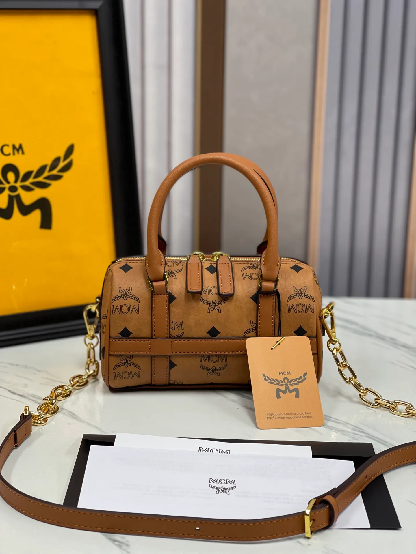P400💰MCM New Upgraded Version✈️·High Quality💐With Gift Box🎁Packaging [Exclusive Real Photo] Model New Mini Boston This Boston handbag is made of classic Visetos material, paying tribute to MCM's roots in travel. Its shape is reminiscent of a weekender bag, with clean lines and an extended zipper for easy opening. Fine workmanship, meticulous size: 18*9.5cm
