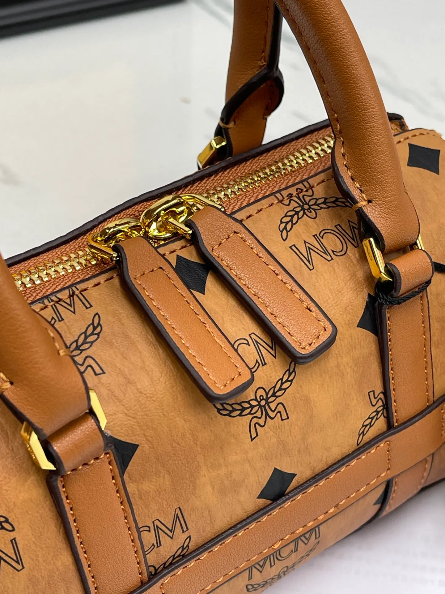 P400💰MCM New Upgraded Version✈️·High Quality💐With Gift Box🎁Packaging [Exclusive Real Photo] Model New Mini Boston This Boston handbag is made of classic Visetos material, paying tribute to MCM's roots in travel. Its shape is reminiscent of a weekender bag, with clean lines and an extended zipper for easy opening. Fine workmanship, meticulous size: 18*9.5cm