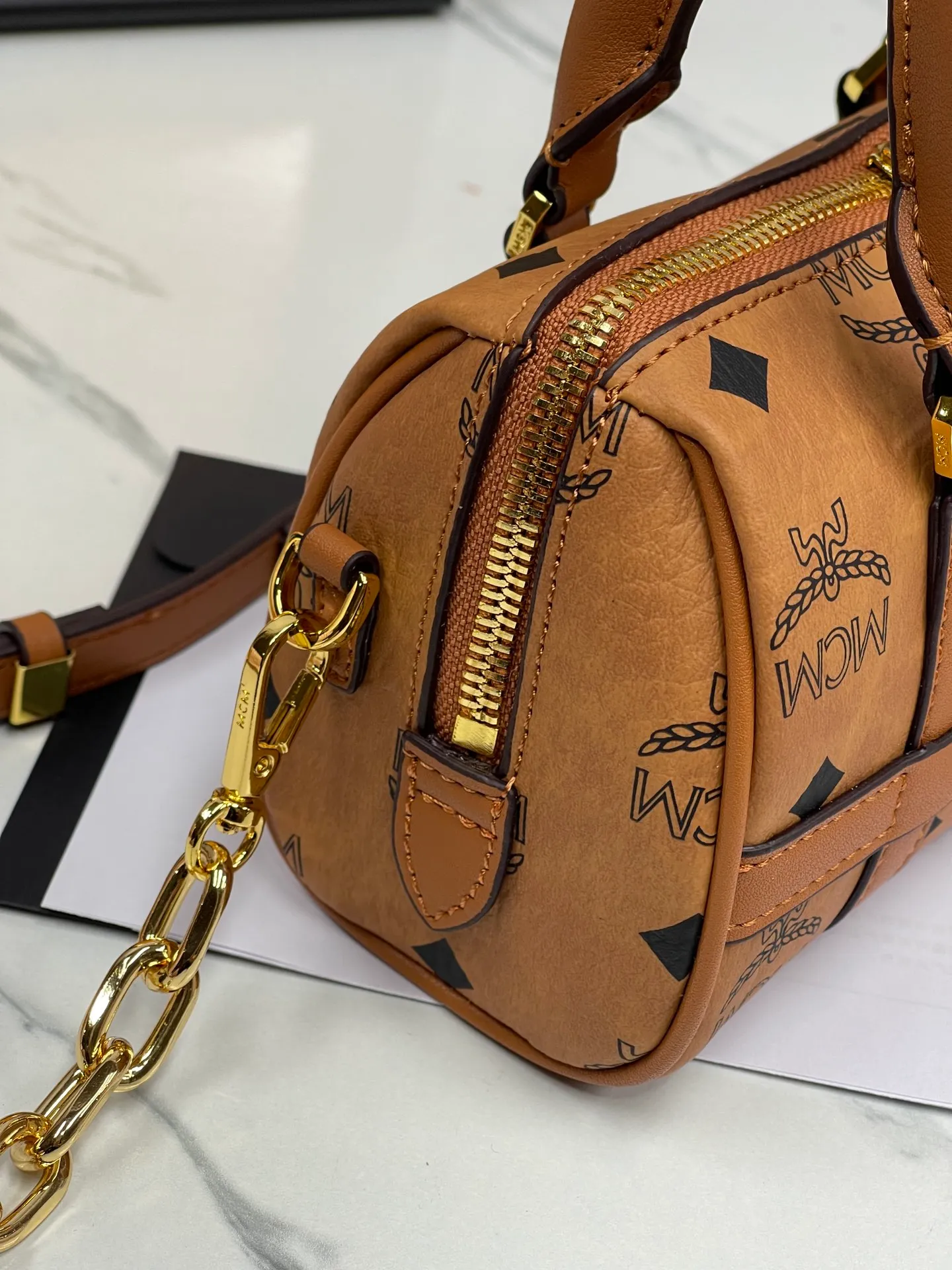 P400💰MCM New Upgraded Version✈️·High Quality💐With Gift Box🎁Packaging [Exclusive Real Photo] Model New Mini Boston This Boston handbag is made of classic Visetos material, paying tribute to MCM's roots in travel. Its shape is reminiscent of a weekender bag, with clean lines and an extended zipper for easy opening. Fine workmanship, meticulous size: 18*9.5cm