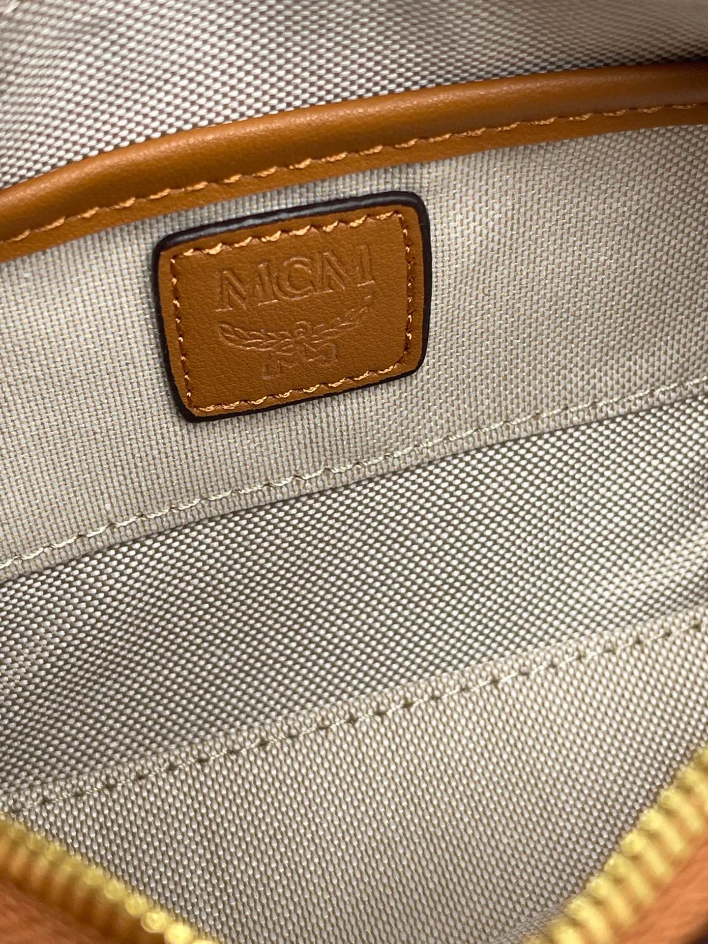 P400💰MCM New Upgraded Version✈️·High Quality💐With Gift Box🎁Packaging [Exclusive Real Photo] Model New Mini Boston This Boston handbag is made of classic Visetos material, paying tribute to MCM's roots in travel. Its shape is reminiscent of a weekender bag, with clean lines and an extended zipper for easy opening. Fine workmanship, meticulous size: 18*9.5cm