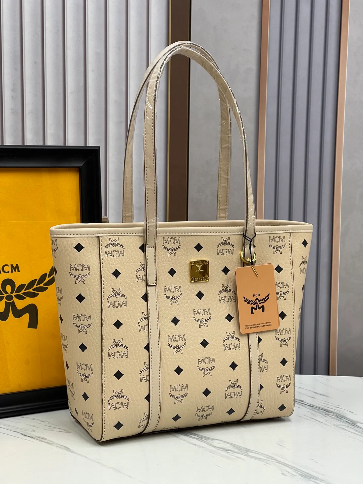 Batch 420💐MCM counter new vegetable basket·Small size [counter synchronization] with gift box🎁Packaging Model 0999 🦁️Toni shopping bag is made of classic Visetos material and decorated with soft Nappa leather trim. The trapezoidal shape combines aesthetic features with strong practicality. Inside, the luxurious cotton canvas compartment is printed with a chain-link pattern inspired by traditional street fashion, and a top zip closure keeps belongings safe. Size: 26*25 cm,