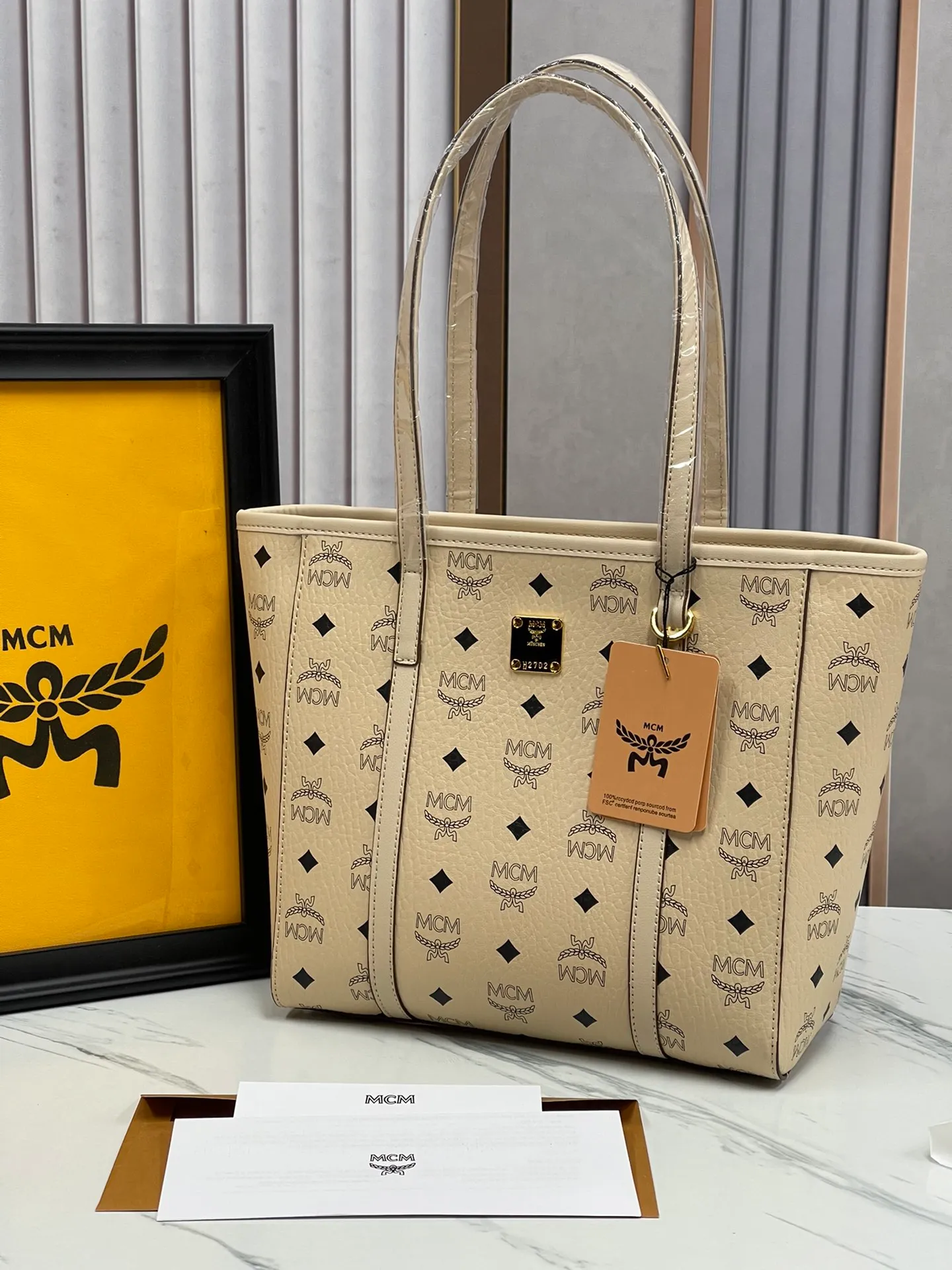 Batch 420💐MCM counter new vegetable basket·Small size [counter synchronization] with gift box🎁Packaging Model 0999 🦁️Toni shopping bag is made of classic Visetos material and decorated with soft Nappa leather trim. The trapezoidal shape combines aesthetic features with strong practicality. Inside, the luxurious cotton canvas compartment is printed with a chain-link pattern inspired by traditional street fashion, and a top zip closure keeps belongings safe. Size: 26*25 cm,