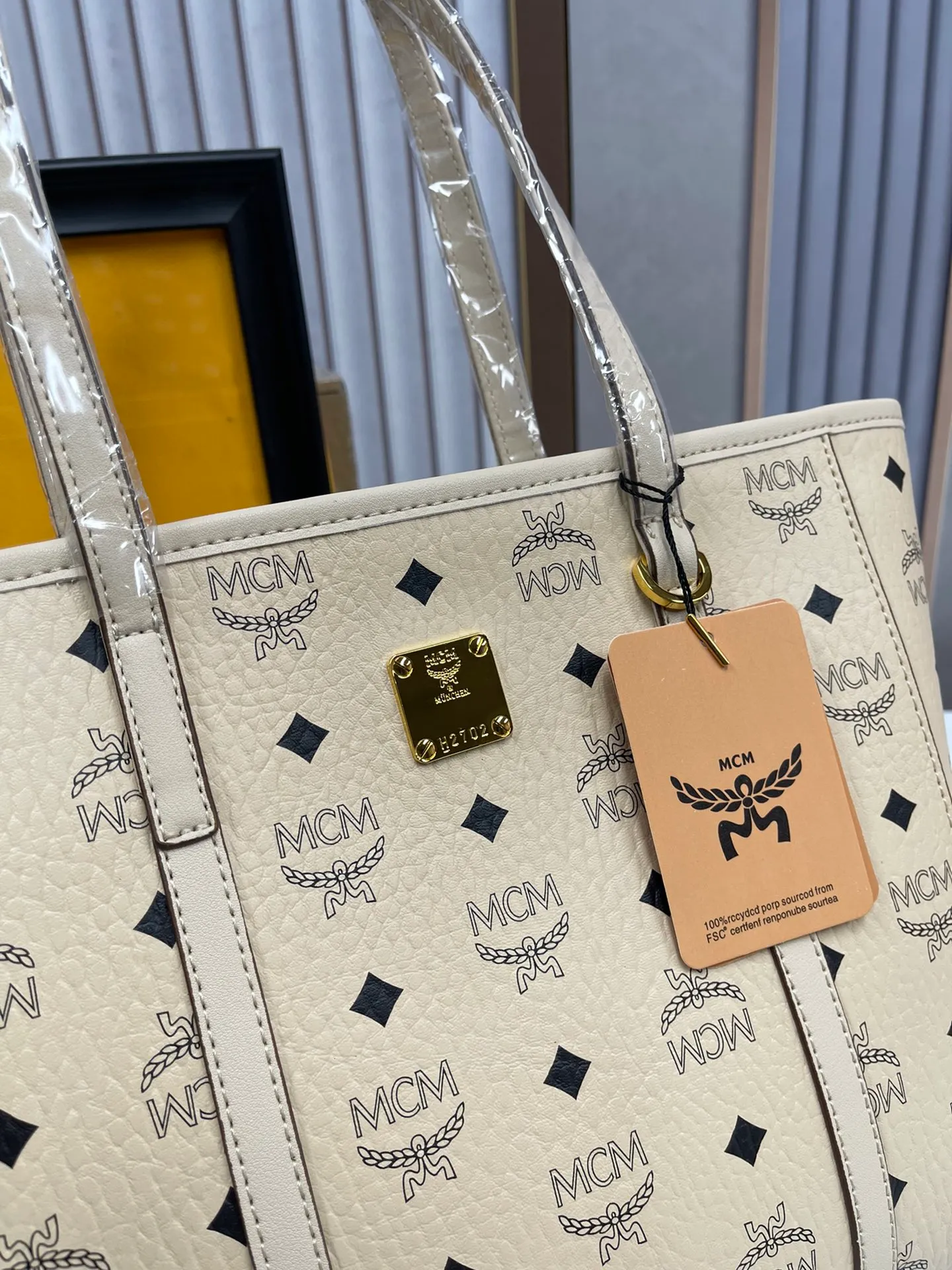 Batch 420💐MCM counter new vegetable basket·Small size [counter synchronization] with gift box🎁Packaging Model 0999 🦁️Toni shopping bag is made of classic Visetos material and decorated with soft Nappa leather trim. The trapezoidal shape combines aesthetic features with strong practicality. Inside, the luxurious cotton canvas compartment is printed with a chain-link pattern inspired by traditional street fashion, and a top zip closure keeps belongings safe. Size: 26*25 cm,