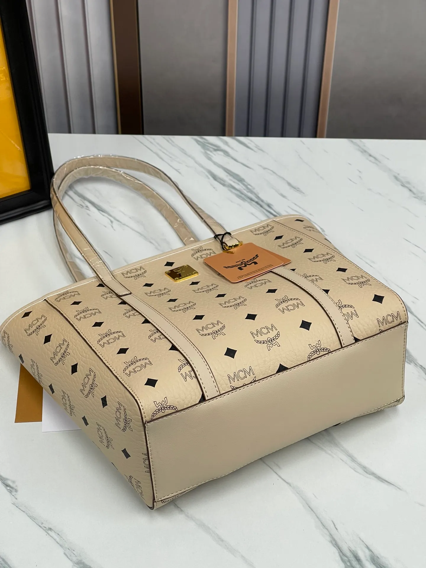 Batch 420💐MCM counter new vegetable basket·Small size [counter synchronization] with gift box🎁Packaging Model 0999 🦁️Toni shopping bag is made of classic Visetos material and decorated with soft Nappa leather trim. The trapezoidal shape combines aesthetic features with strong practicality. Inside, the luxurious cotton canvas compartment is printed with a chain-link pattern inspired by traditional street fashion, and a top zip closure keeps belongings safe. Size: 26*25 cm,