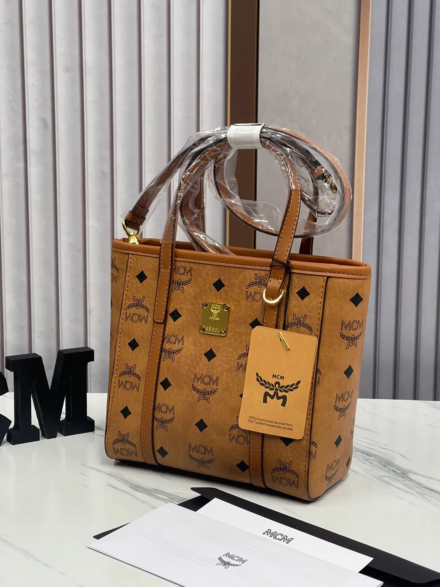 Batch 360💰🎋MCM new upgraded version·High quality✈️ Comes with environmentally friendly gift box♻️🎁Packaging model: 190820 Toni Visetos shopping bag has a new look, super beautiful👗 This compact shopping bag is multi-functional and will last forever. Don't let the size of this mini tote fool you, it's designed with spacious interior and exterior compartments to store all your small essentials. The cotton canvas lining features a print inspired by street fashion, subtly retaining MCM's adventurous aesthetic. Pair it with the included cross-body strap for hands-free functionality and greater portability. 18.5x19x9.5cm🌸
