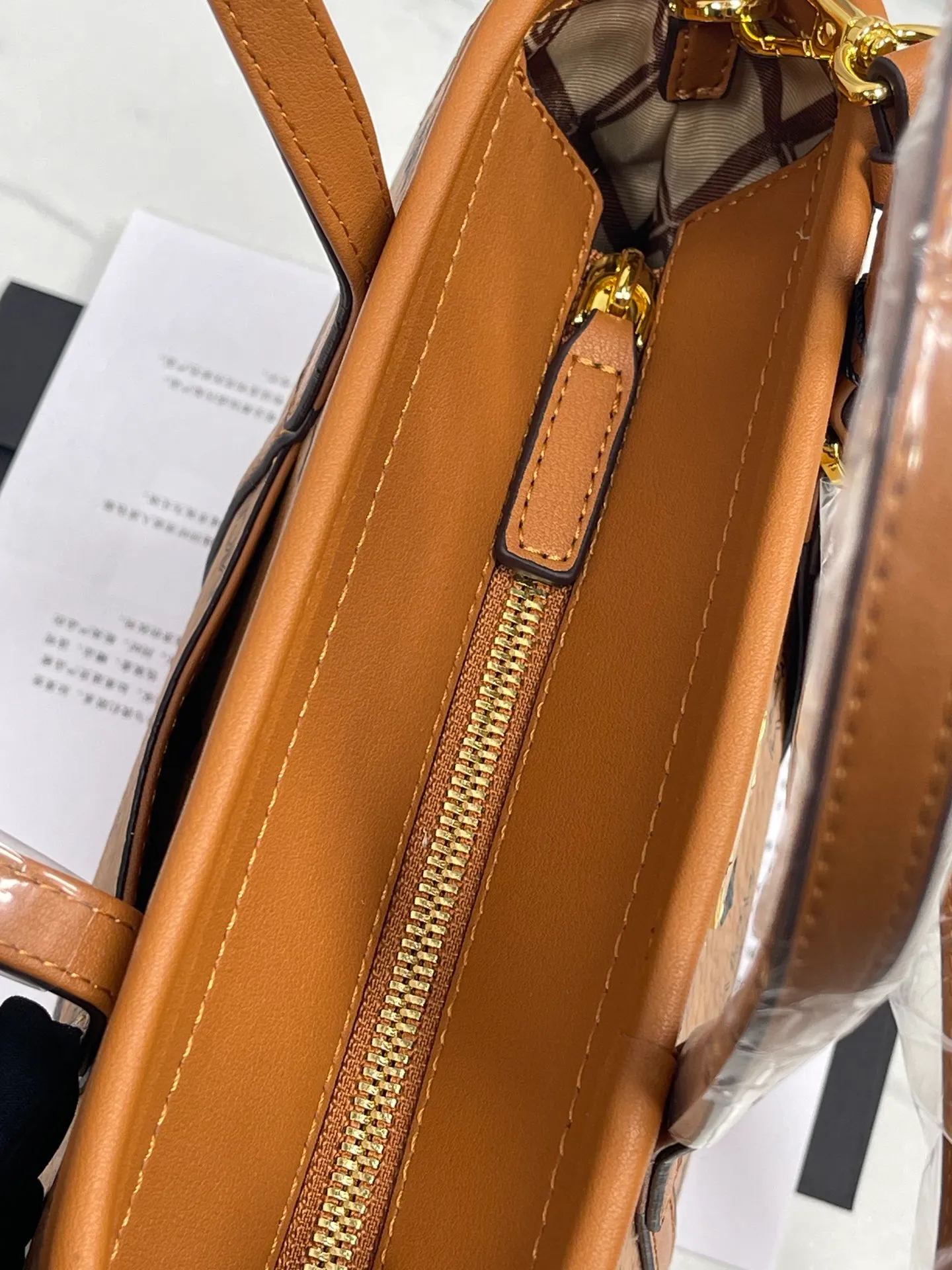 Batch 360💰🎋MCM new upgraded version·High quality✈️ Comes with environmentally friendly gift box♻️🎁Packaging model: 190820 Toni Visetos shopping bag has a new look, super beautiful👗 This compact shopping bag is multi-functional and will last forever. Don't let the size of this mini tote fool you, it's designed with spacious interior and exterior compartments to store all your small essentials. The cotton canvas lining features a print inspired by street fashion, subtly retaining MCM's adventurous aesthetic. Pair it with the included cross-body strap for hands-free functionality and greater portability. 18.5x19x9.5cm🌸