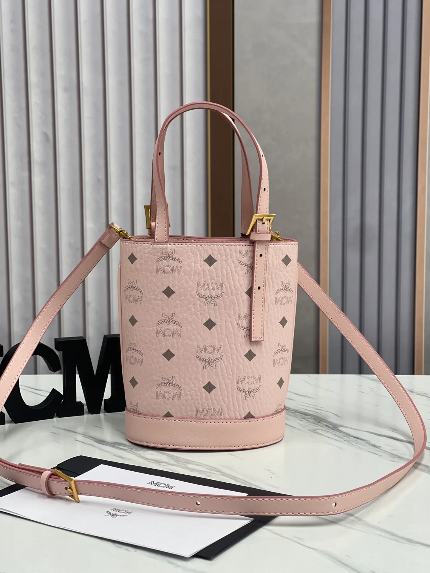 Batch 380💰🎋MCM newly upgraded ✈️ Comes with environmentally friendly gift box♻️🎁2024 counter latest bucket bag Toni Visetos shopping bag has a new look, super beautiful👗 This compact shopping bag is multi-functional and will last forever. Don't let the size of this mini tote fool you, it's designed with spacious interior and exterior compartments to store all your small essentials. The cotton canvas lining features a print inspired by street fashion, subtly retaining MCM's adventurous aesthetic. Pair it with the included cross-body strap for hands-free functionality and greater portability. 19X14.5X9.5