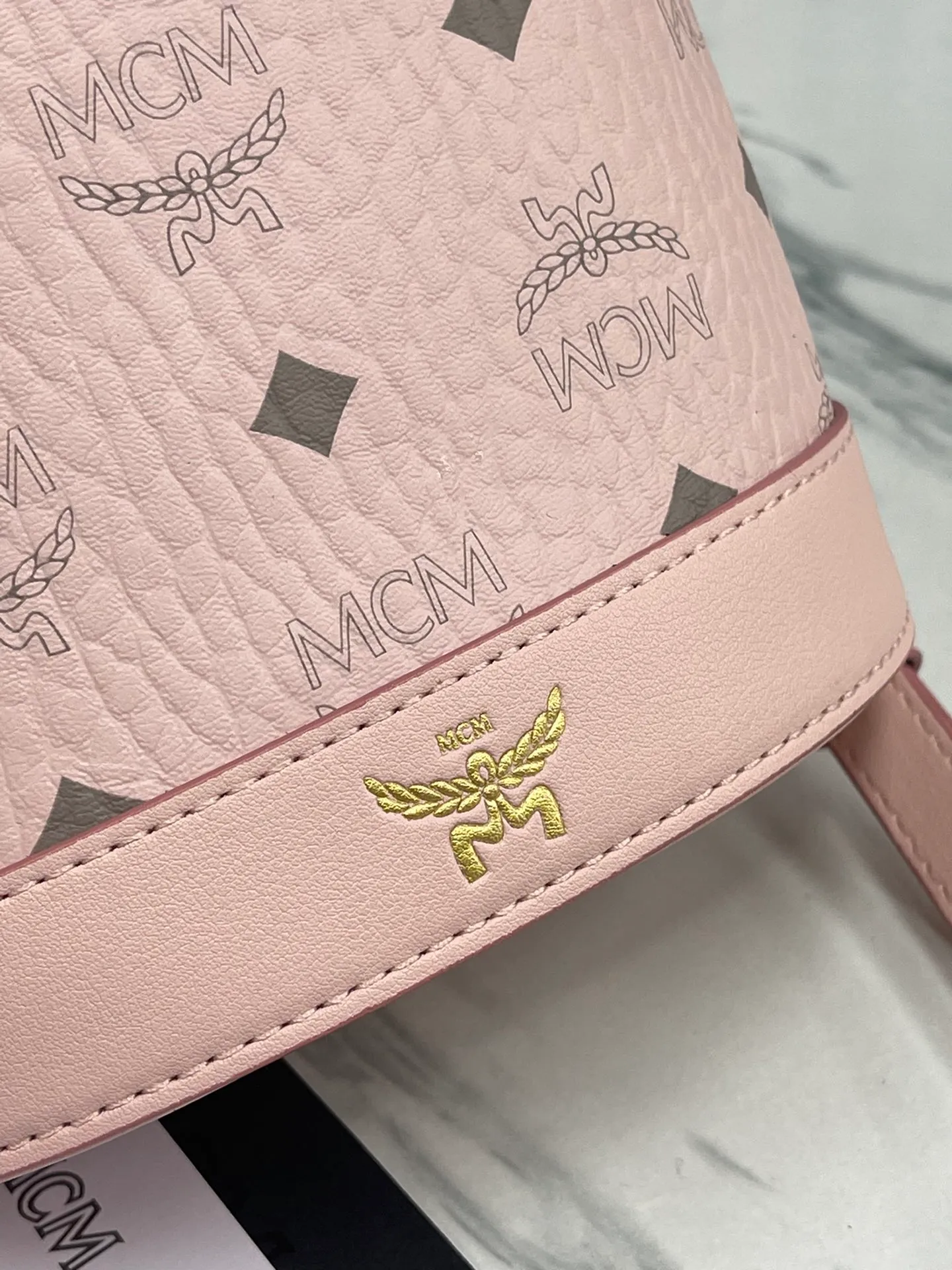 Batch 380💰🎋MCM newly upgraded ✈️ Comes with environmentally friendly gift box♻️🎁2024 counter latest bucket bag Toni Visetos shopping bag has a new look, super beautiful👗 This compact shopping bag is multi-functional and will last forever. Don't let the size of this mini tote fool you, it's designed with spacious interior and exterior compartments to store all your small essentials. The cotton canvas lining features a print inspired by street fashion, subtly retaining MCM's adventurous aesthetic. Pair it with the included cross-body strap for hands-free functionality and greater portability. 19X14.5X9.5