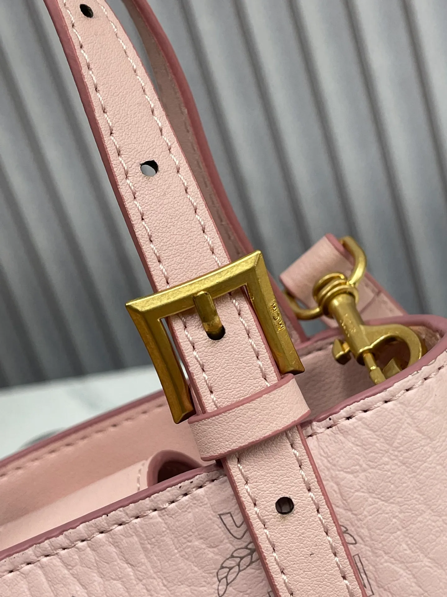 Batch 380💰🎋MCM newly upgraded ✈️ Comes with environmentally friendly gift box♻️🎁2024 counter latest bucket bag Toni Visetos shopping bag has a new look, super beautiful👗 This compact shopping bag is multi-functional and will last forever. Don't let the size of this mini tote fool you, it's designed with spacious interior and exterior compartments to store all your small essentials. The cotton canvas lining features a print inspired by street fashion, subtly retaining MCM's adventurous aesthetic. Pair it with the included cross-body strap for hands-free functionality and greater portability. 19X14.5X9.5