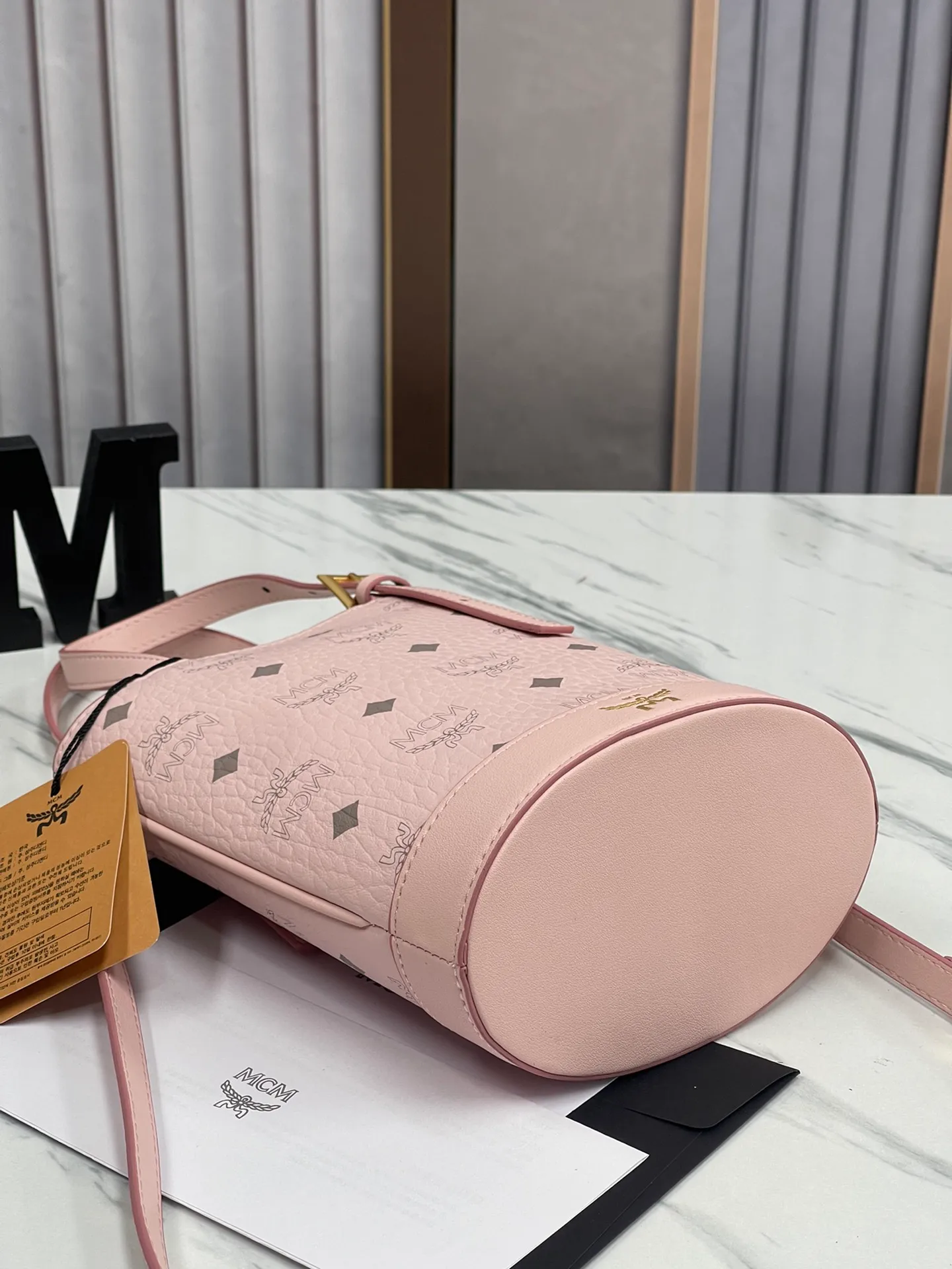 Batch 380💰🎋MCM newly upgraded ✈️ Comes with environmentally friendly gift box♻️🎁2024 counter latest bucket bag Toni Visetos shopping bag has a new look, super beautiful👗 This compact shopping bag is multi-functional and will last forever. Don't let the size of this mini tote fool you, it's designed with spacious interior and exterior compartments to store all your small essentials. The cotton canvas lining features a print inspired by street fashion, subtly retaining MCM's adventurous aesthetic. Pair it with the included cross-body strap for hands-free functionality and greater portability. 19X14.5X9.5