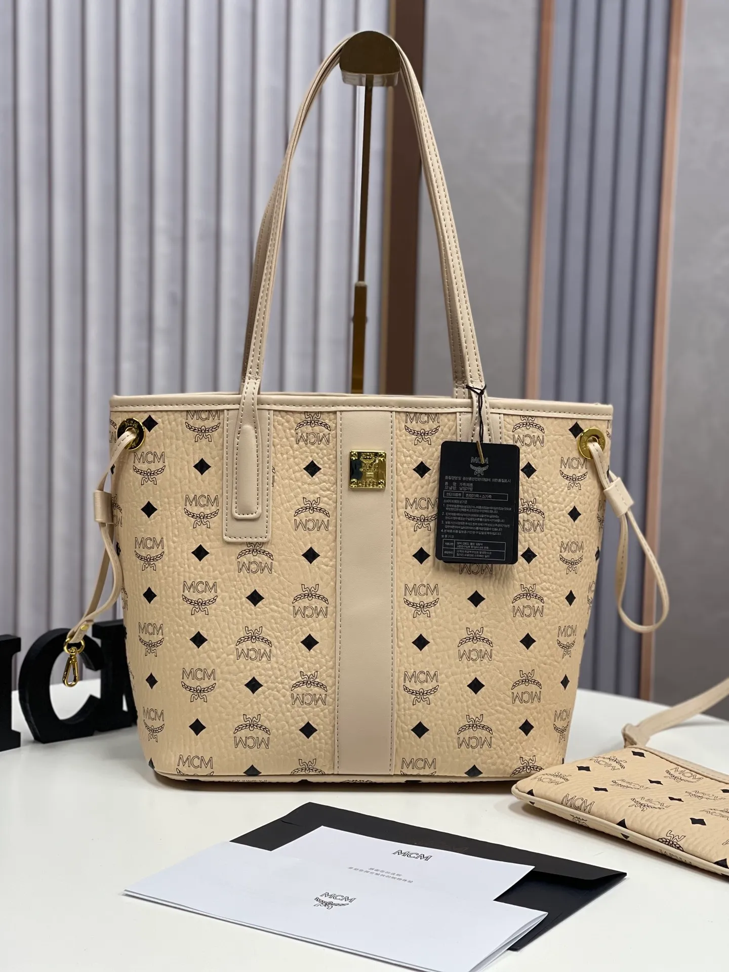 Batch 420💐MCM newly upgraded ✈️With gift box packaging [Exclusive real shot] Model 011 small size🔥Two classic looks are integrated into one daily item. This medium-sized Liz shopping bag is made of Visetos and Nappa calf leather and is reversible. The inside can be flipped out to reveal Cubic's classic pattern. Plus, the lightweight exterior expands and contracts with the leather drawstring. The included detachable zippered clutch adds to the functionality of this shopping bag and can also be removed and used as a separate wallet for short trips. Size: small size about 25X29X14CM